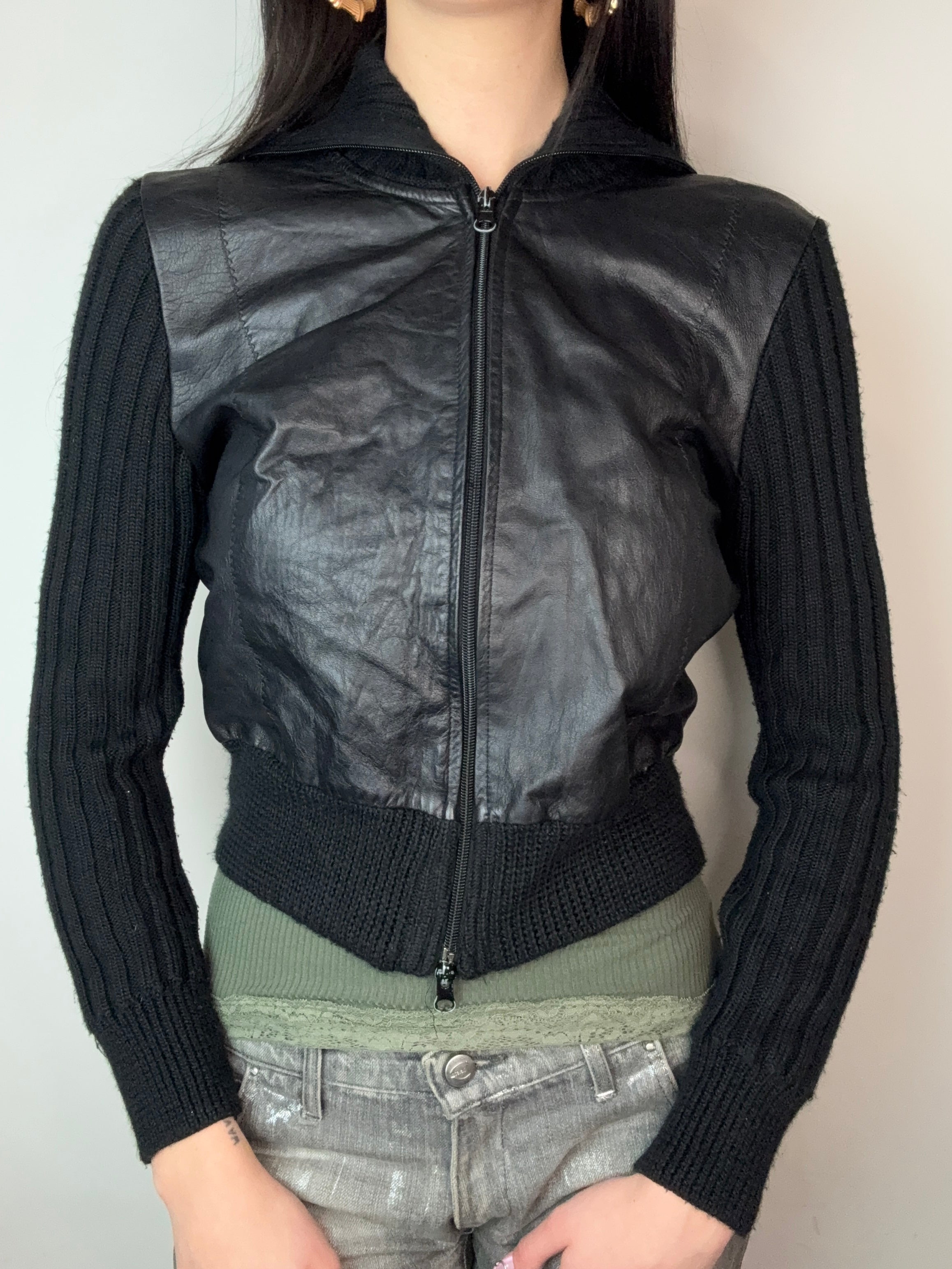 Vintage Black Knit and Leather Zip Up für Damen. Y2K Second Hand 2000s Fashion