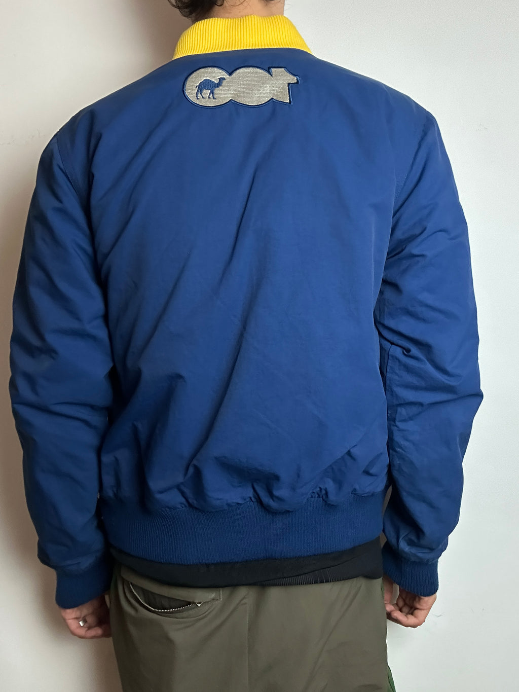 Tragebild von einer Vintage Camel Bomber Jacket von hinten