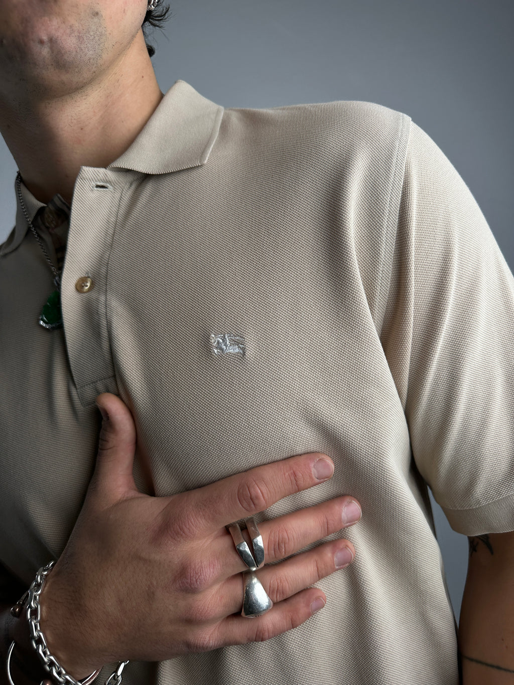 Detailliertes tragebild von beigenen Burberry Polo