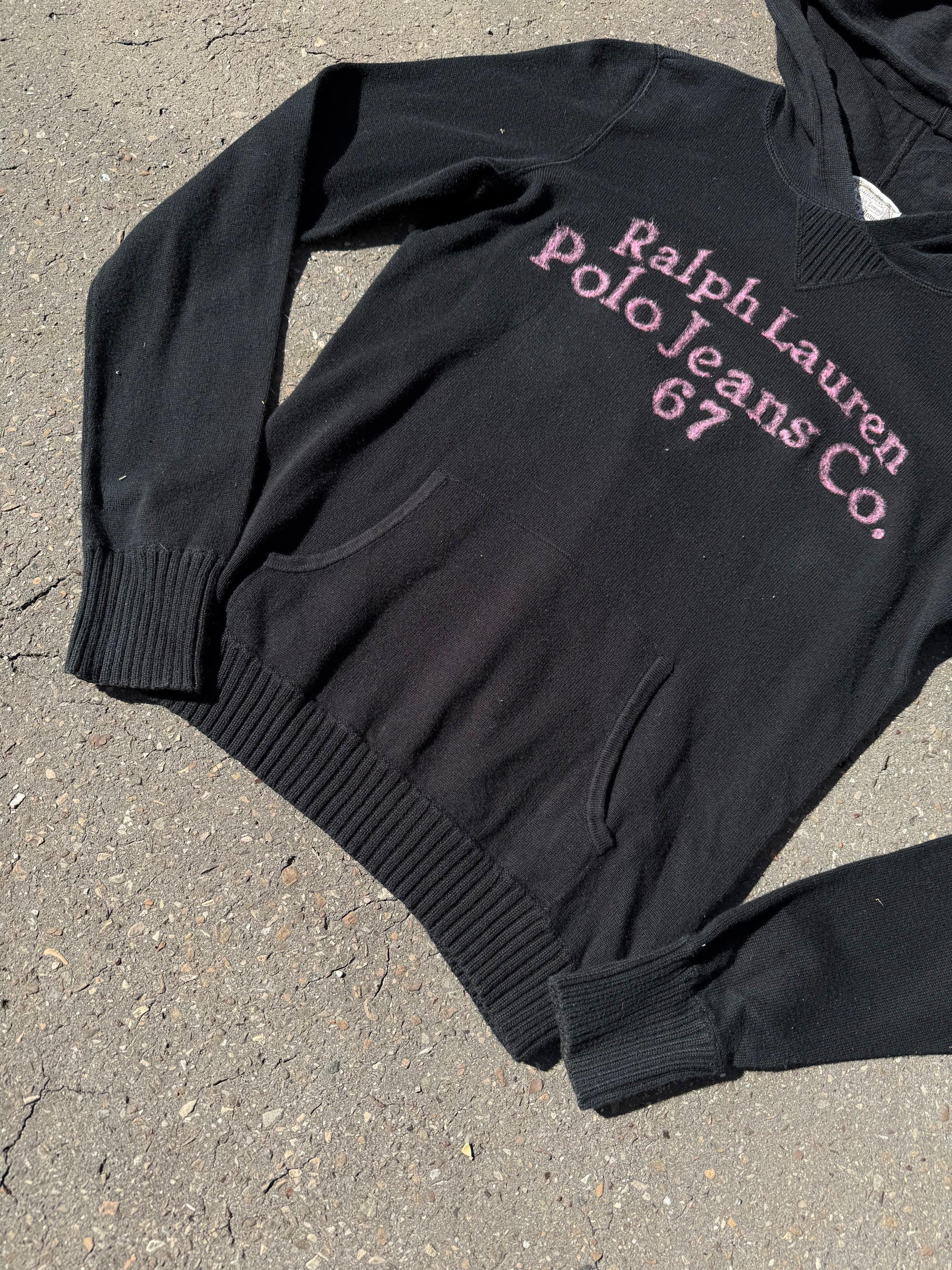 Ein schwarzer Strick hoodie von Ralph Lauren mit pinken Schriftzug auf der Vorderseite in XS