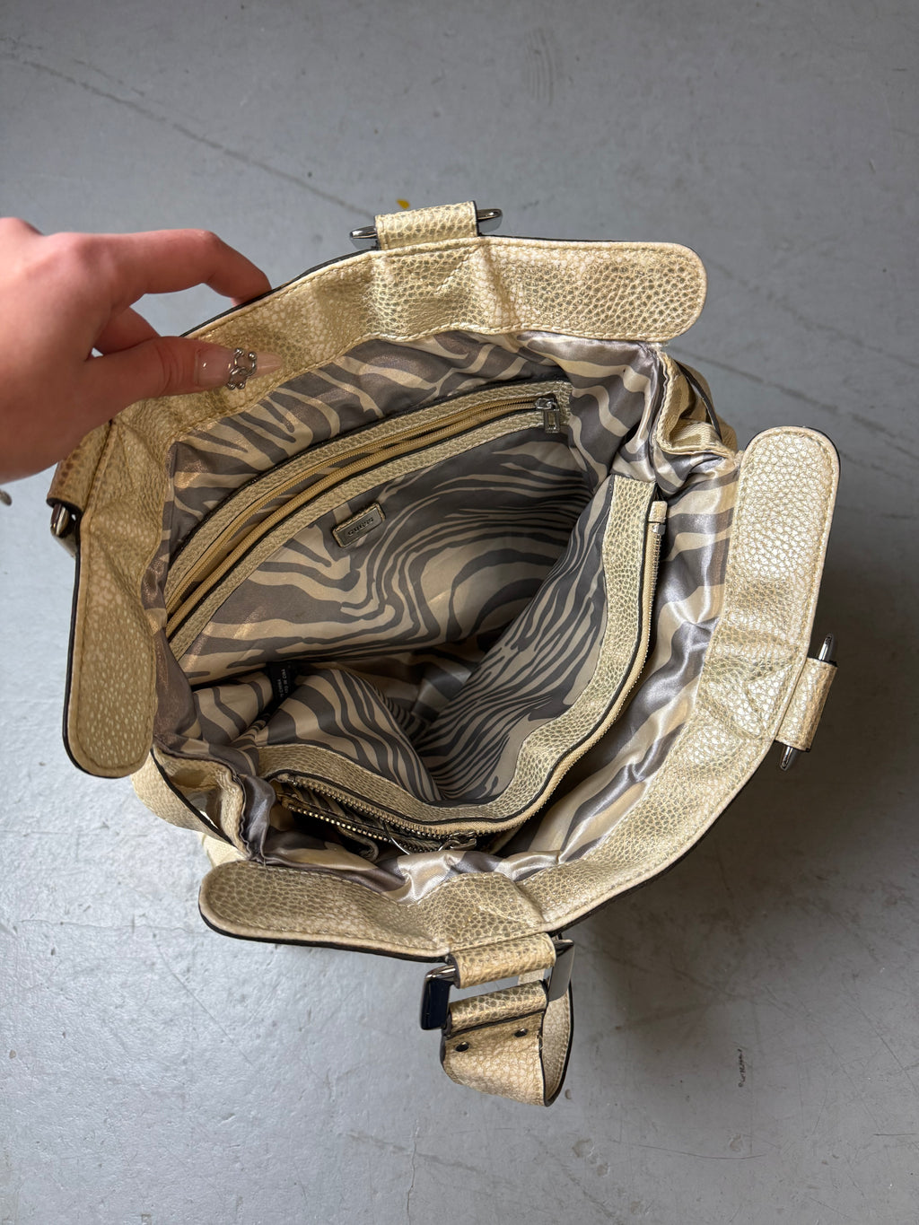 Detailbild von einer Vintage CNTY BAGS Guess Beige Monogram Big Bag von innen