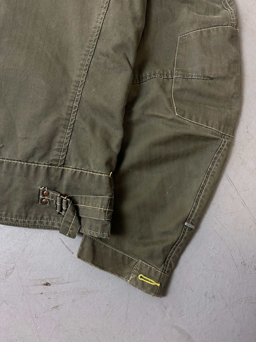 Eine dunkelgrüne Übergangsjacke von g-Star 