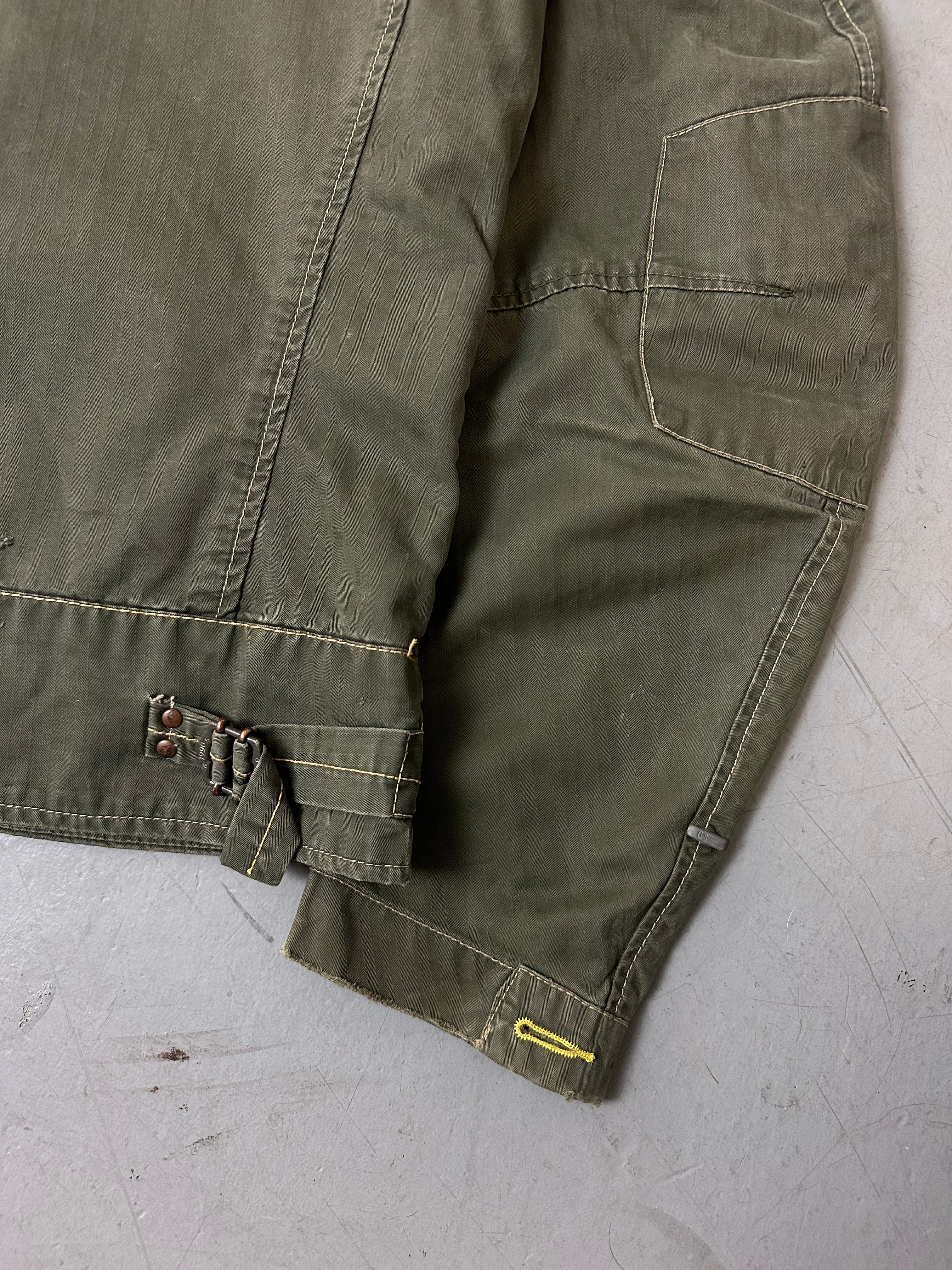 Eine dunkelgrüne Übergangsjacke von g-Star 