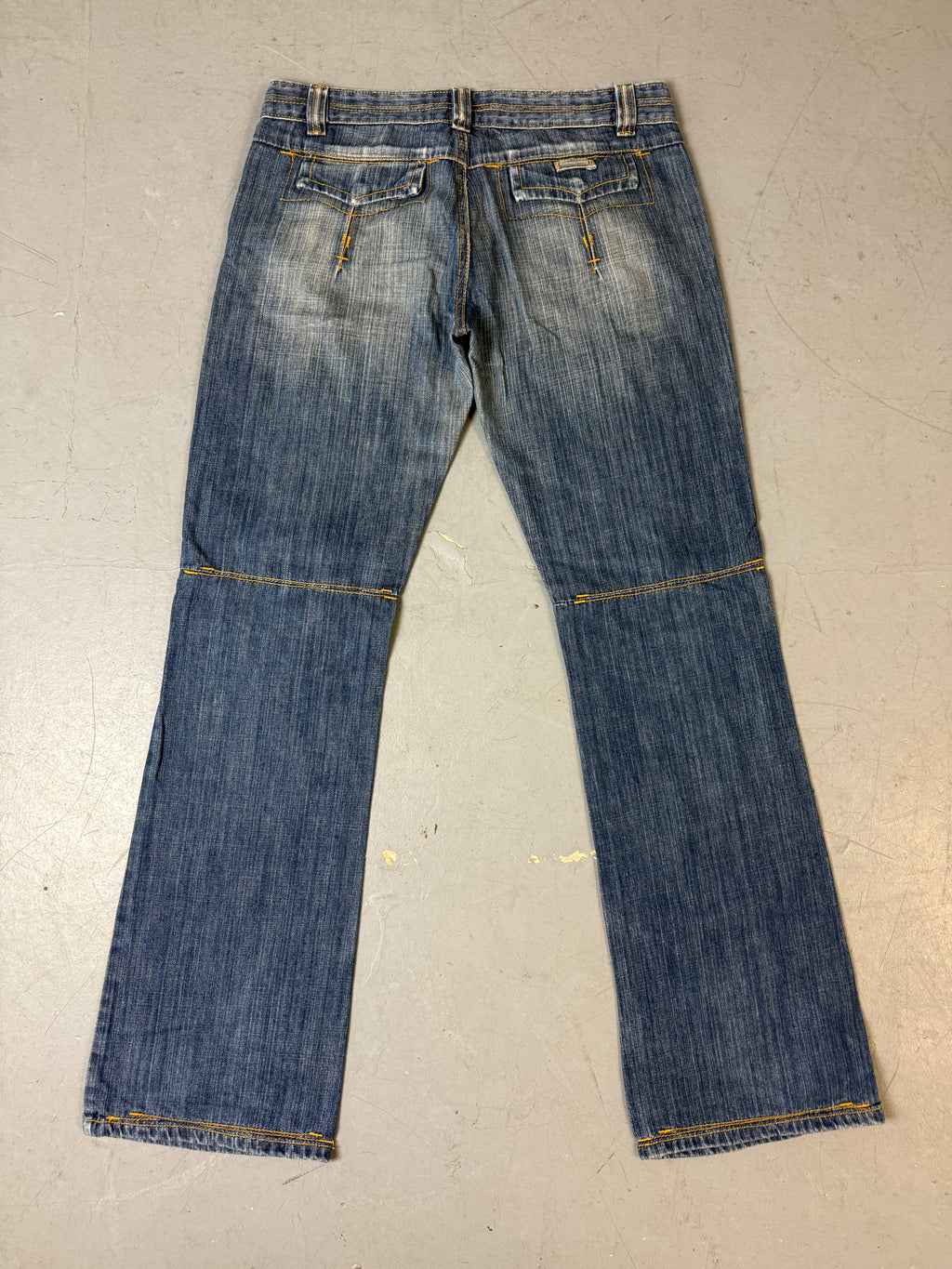 Eine blaue low waist jeans mit Stockungen y2k 2000s Stil 