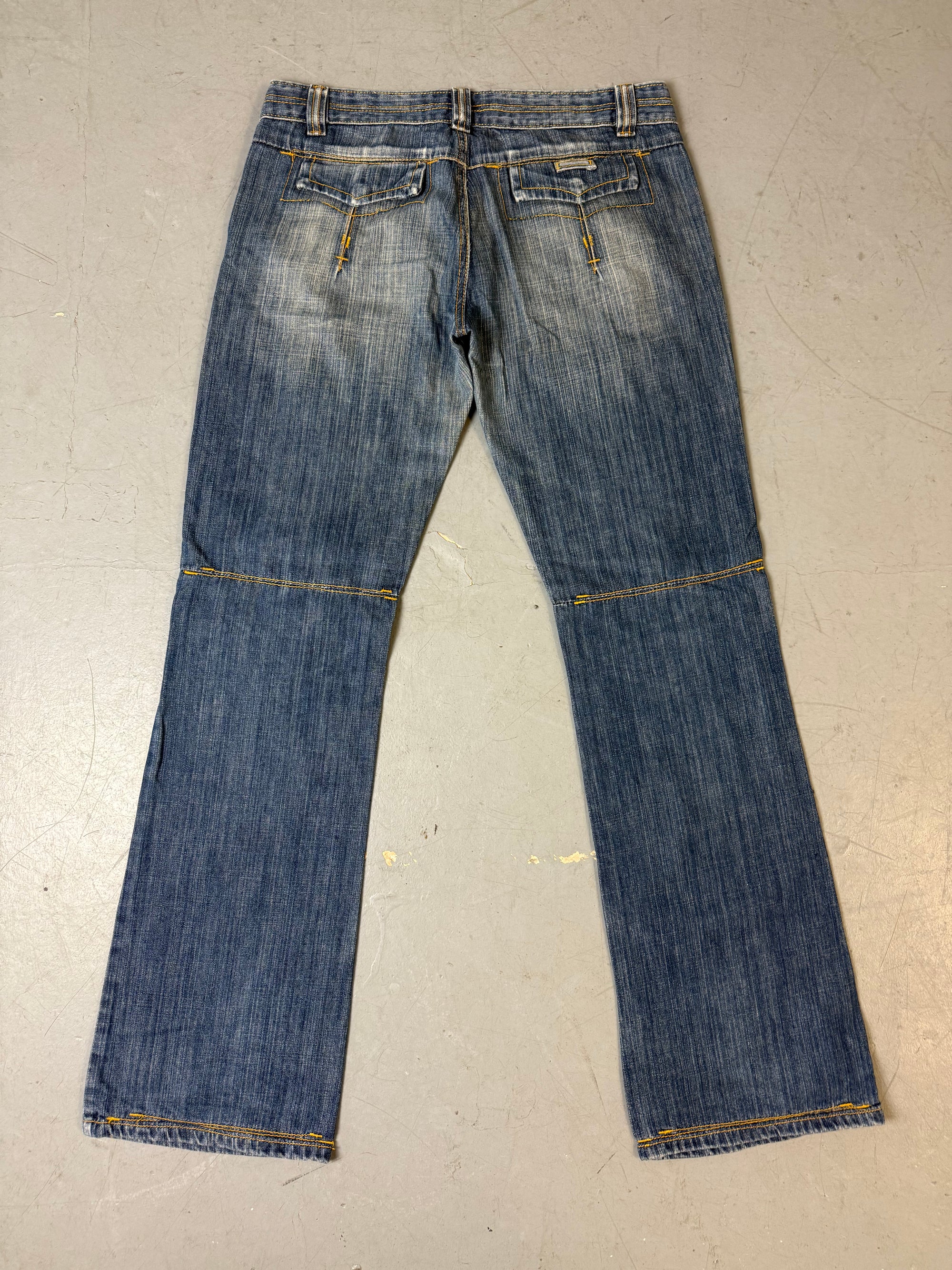 Eine blaue low waist jeans mit Stockungen y2k 2000s Stil 