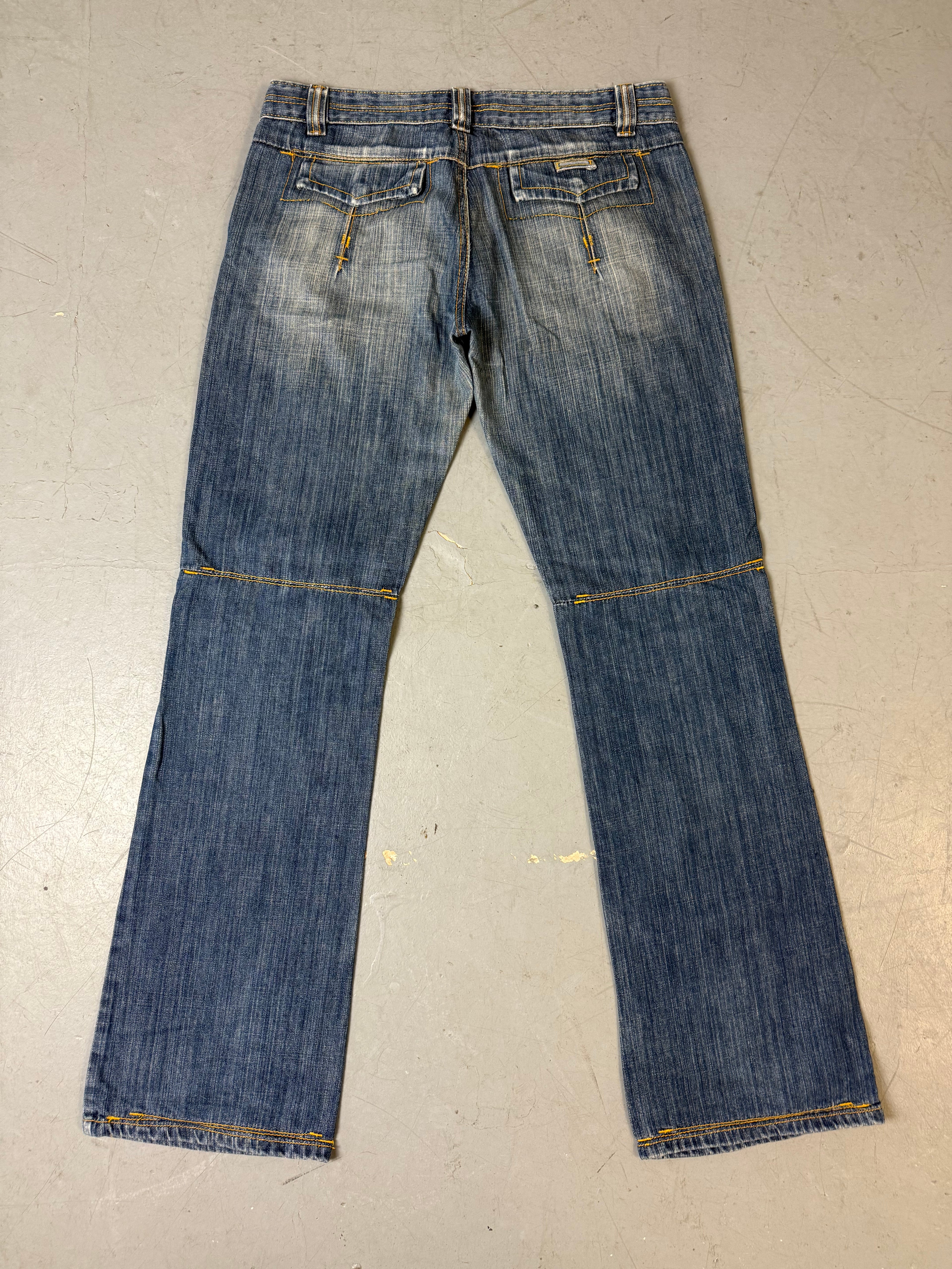 Eine blaue low waist jeans mit Stockungen y2k 2000s Stil 