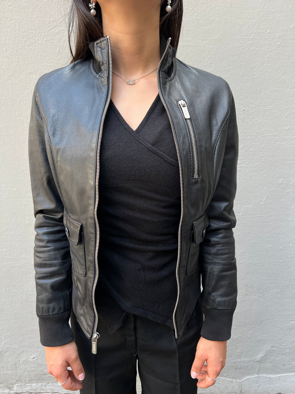 Tragebild von offener schwarzen Lederjacke vorne