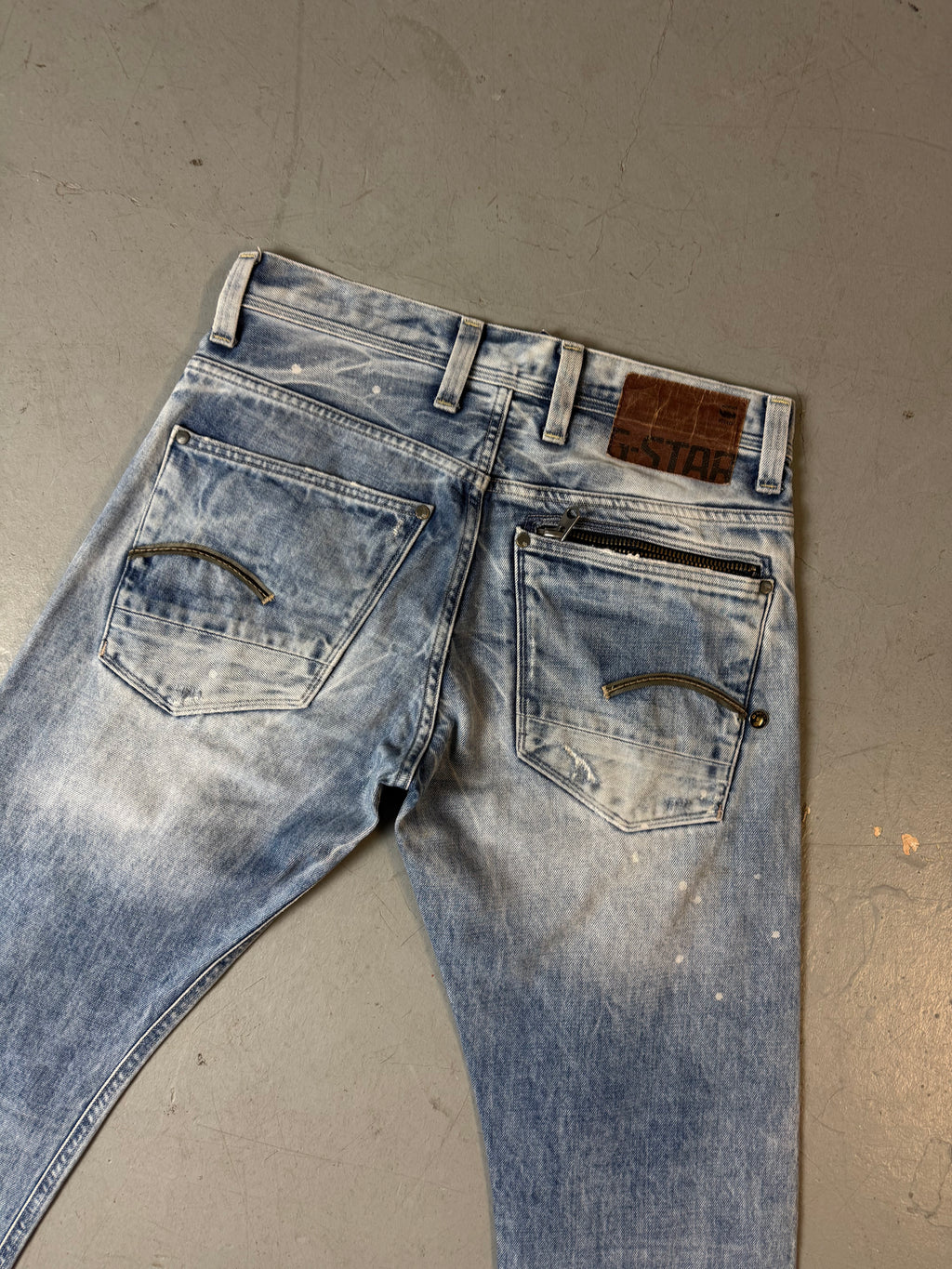 Detailliertes Produktbild von Vintage G-Star Raw Light Blue Washed Denim Jeans S/M von hinten 