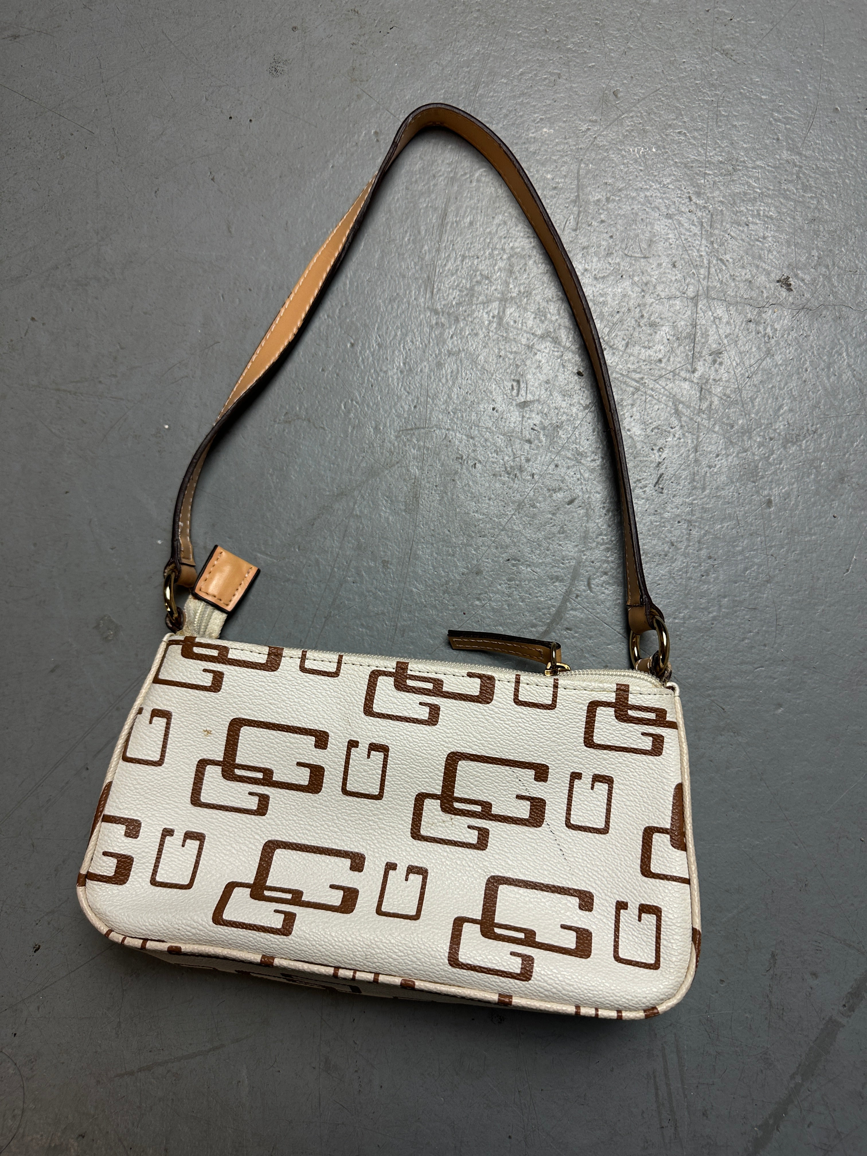Produktbild Vintage Guess White and Brown Monogram Bag von hinten 