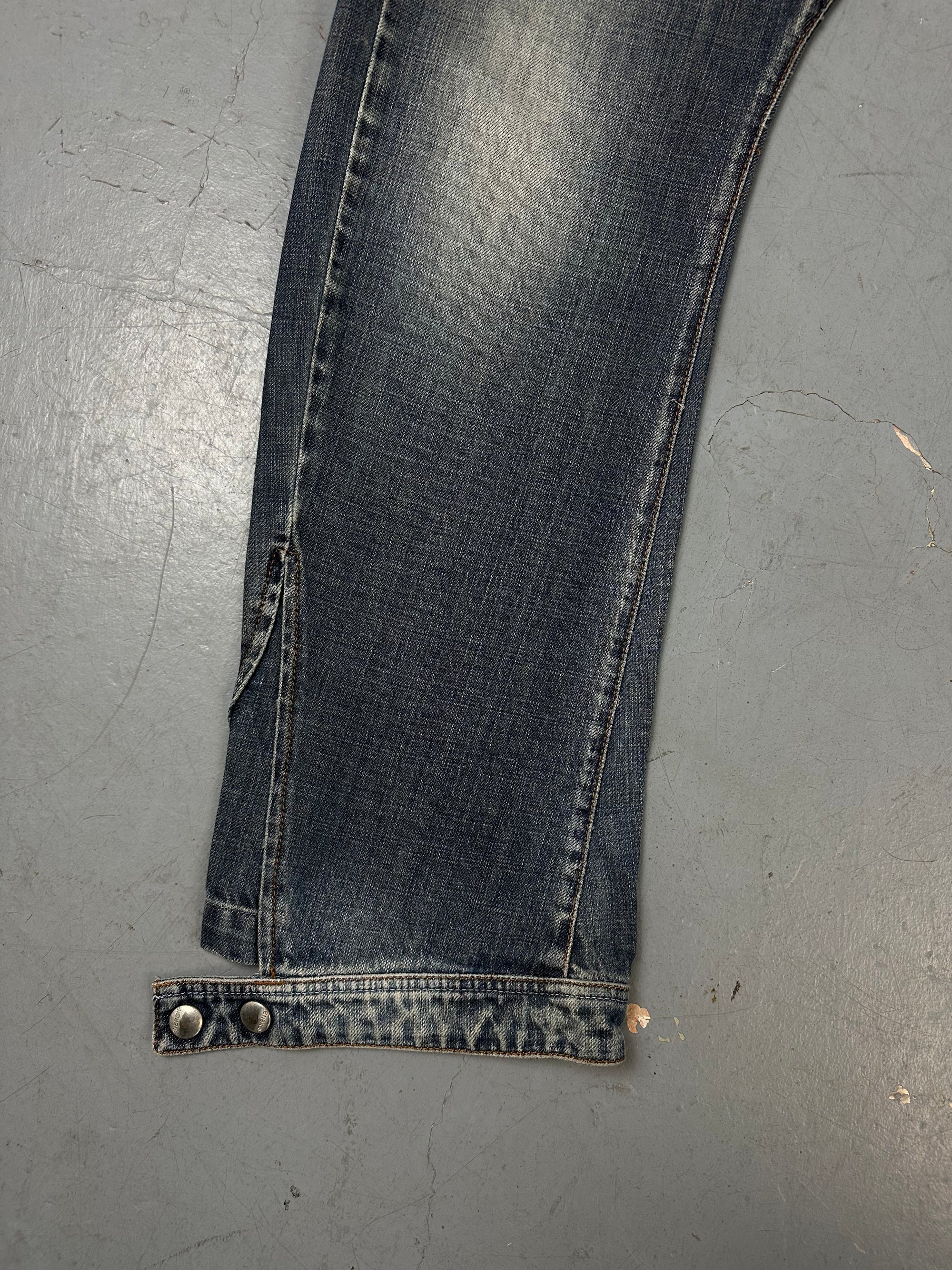 Eine blue washed flared denim im baggy schnitt 