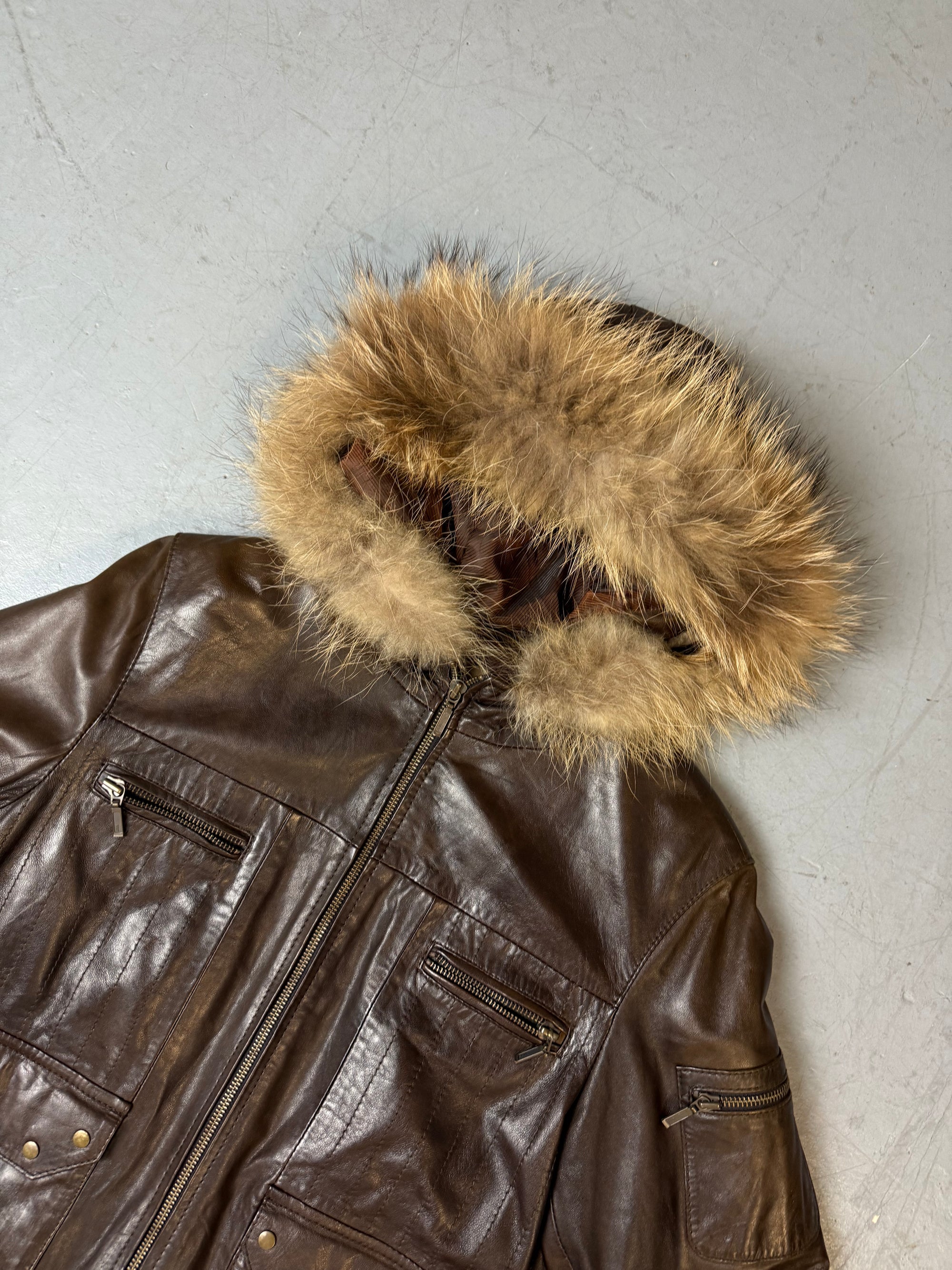 Eine braune echtleder Jacke von Conbipel mit faux fur kauptze 