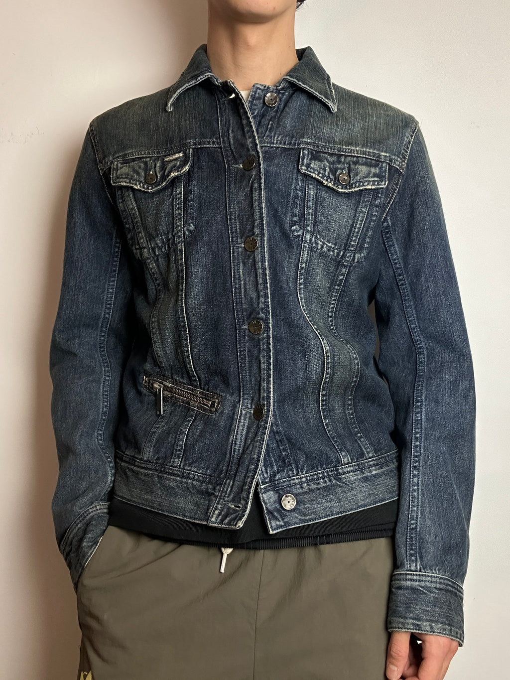 Tragebild von einer Vintage Diesel Denim Jacket von vorne geschlossen