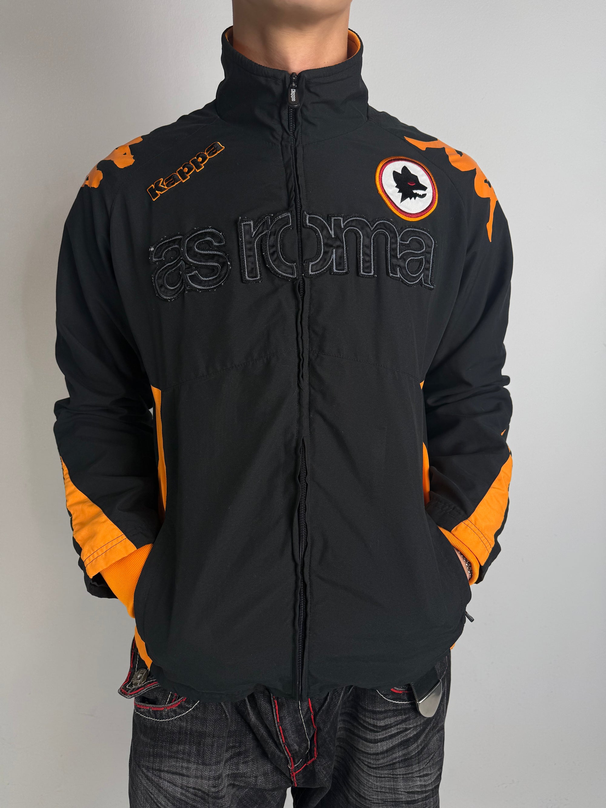 Eine schwarz orange Track Jacke von kappa von dem Fußballverein as roma 