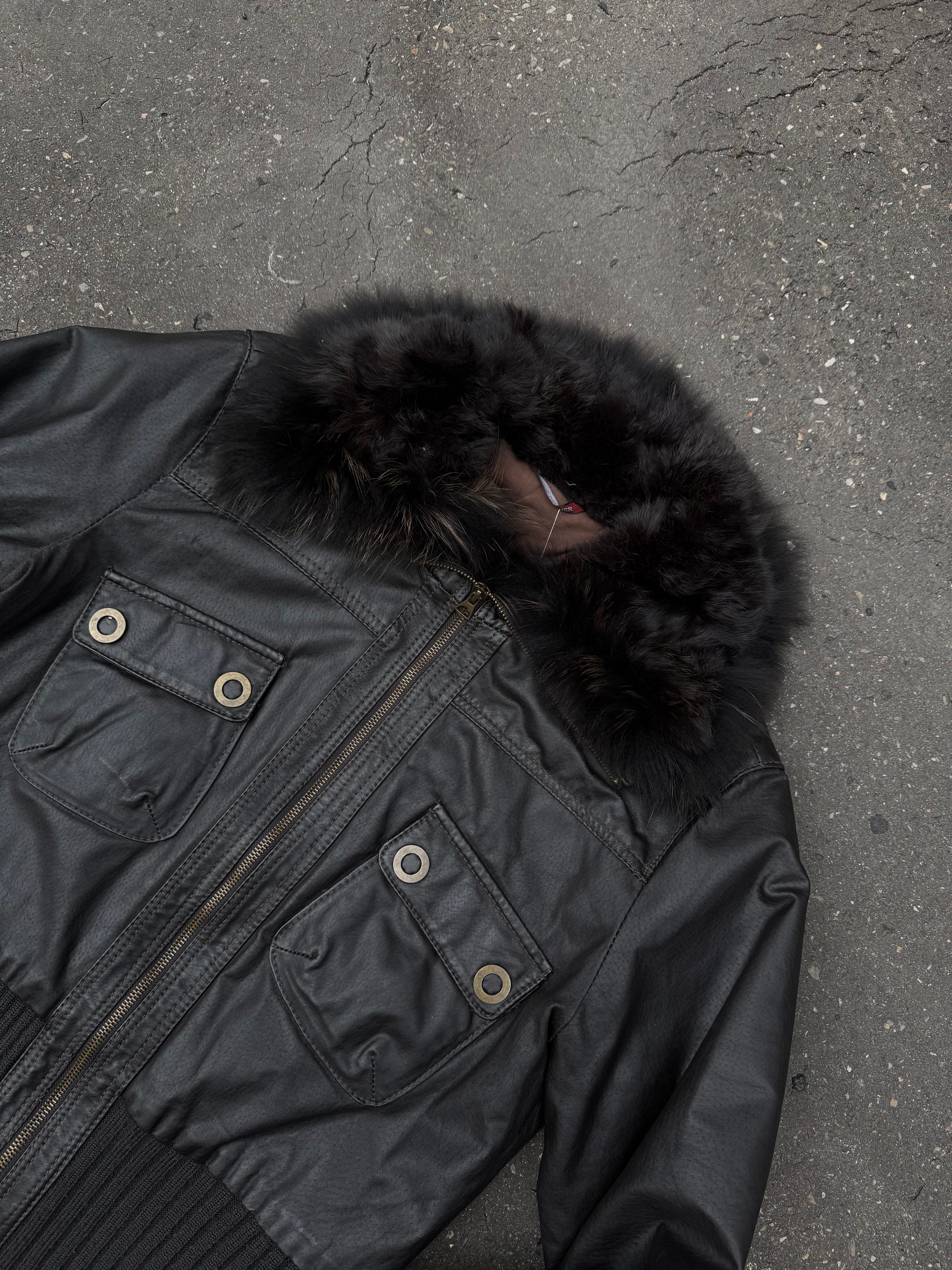 Eine schwarz braune echtleder Jacke mit faux fur Kragen in braun