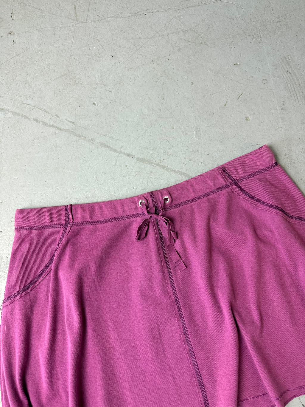 Vintage Benetton Purple Mini Skirt für Damen. Y2K Secondhand 2000s Fashion.