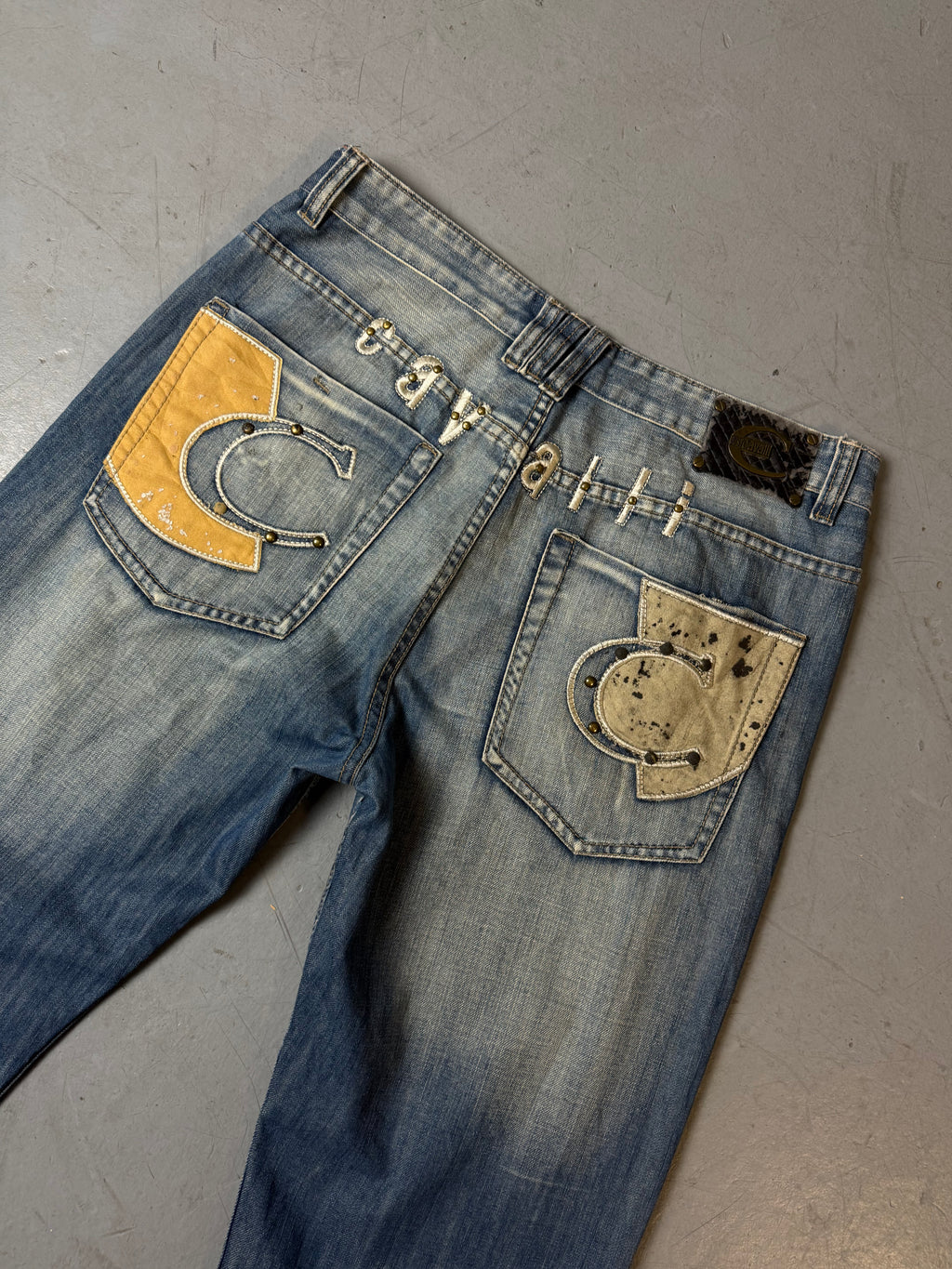 Detailbild von einer Vintage Just Cavalli Baggy Denim with Back Print von Hosentaschen hinten