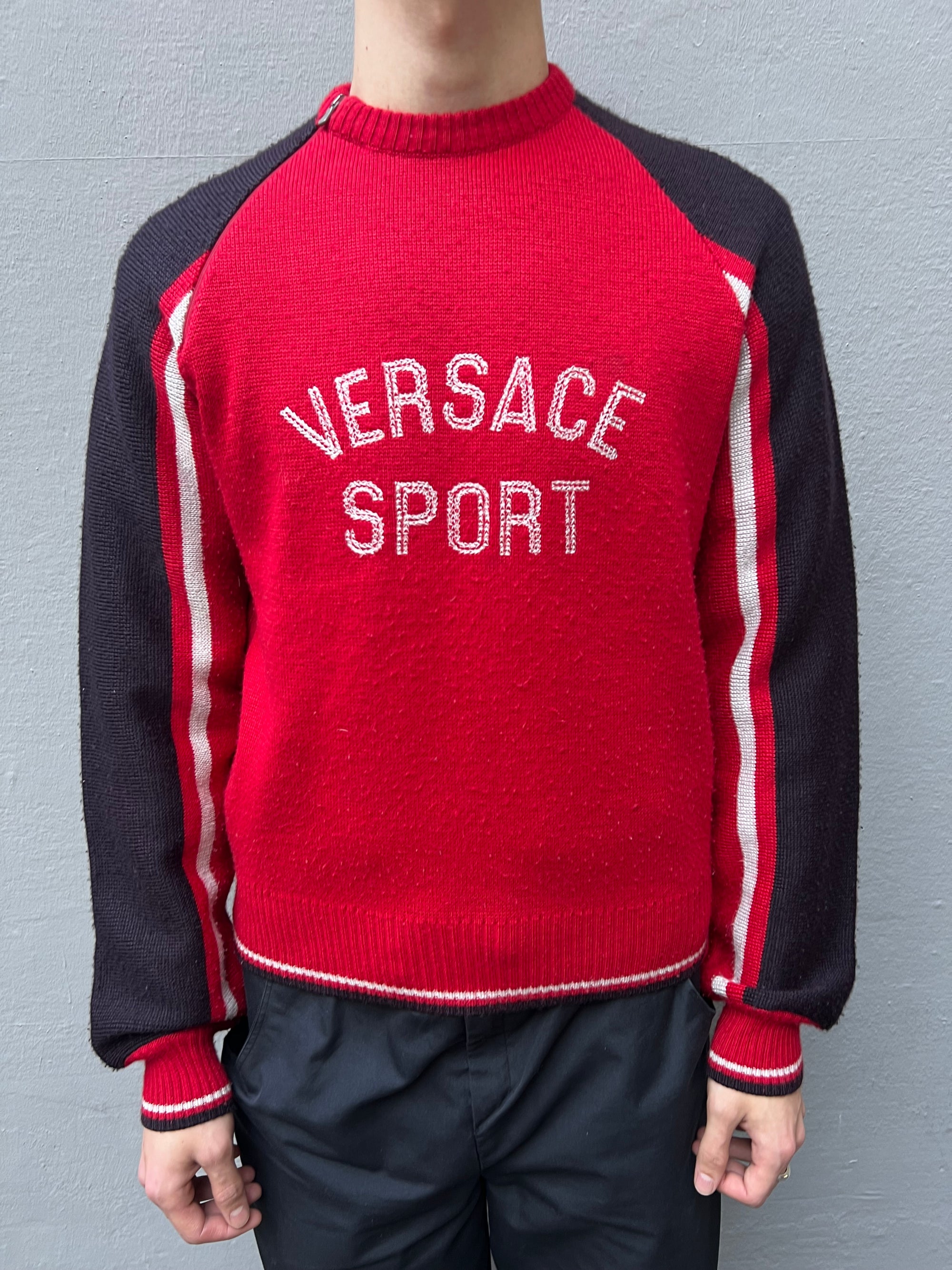 Tragebild eines roten Versace Sport Strickpullover in M