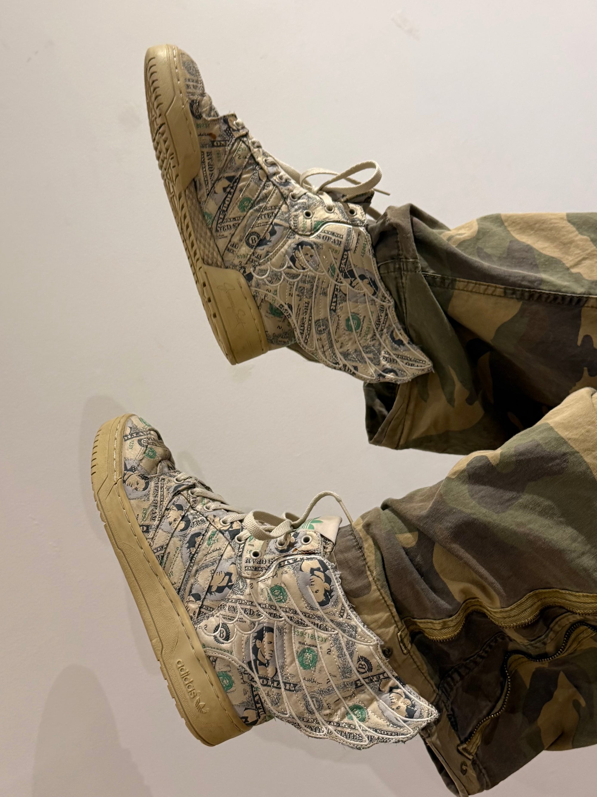 Tragebild von Vintage Jeremy Scott x Adidas Forum Wings 1.0 Money Sneaker von der Seite