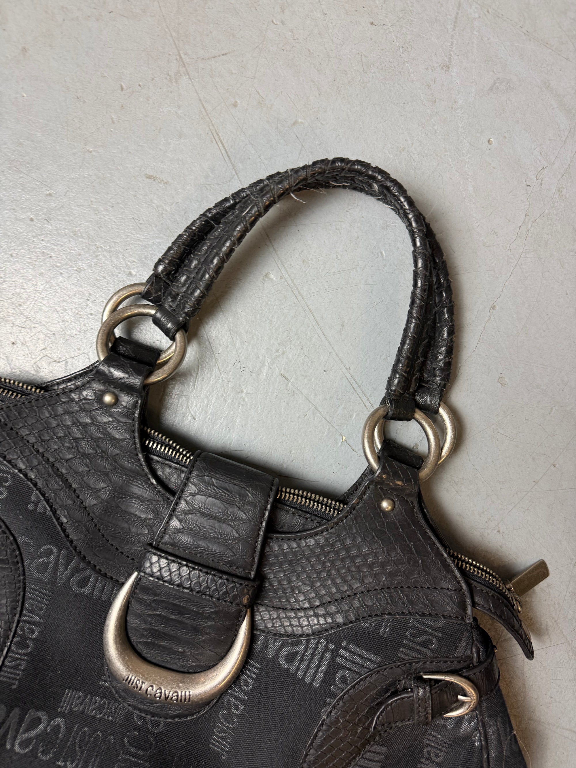Detailbild von einer Vintage Just Cavalli Y2K Black Shoulder Bag von Taschenhänkeln
