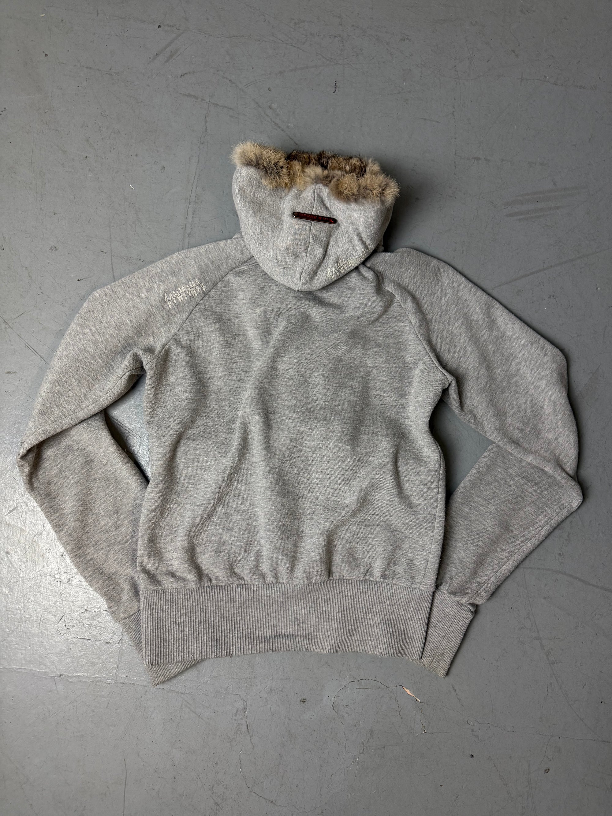 Ein grauer zipper mit fur hood I’m Abercrombie Y2K Stil in M