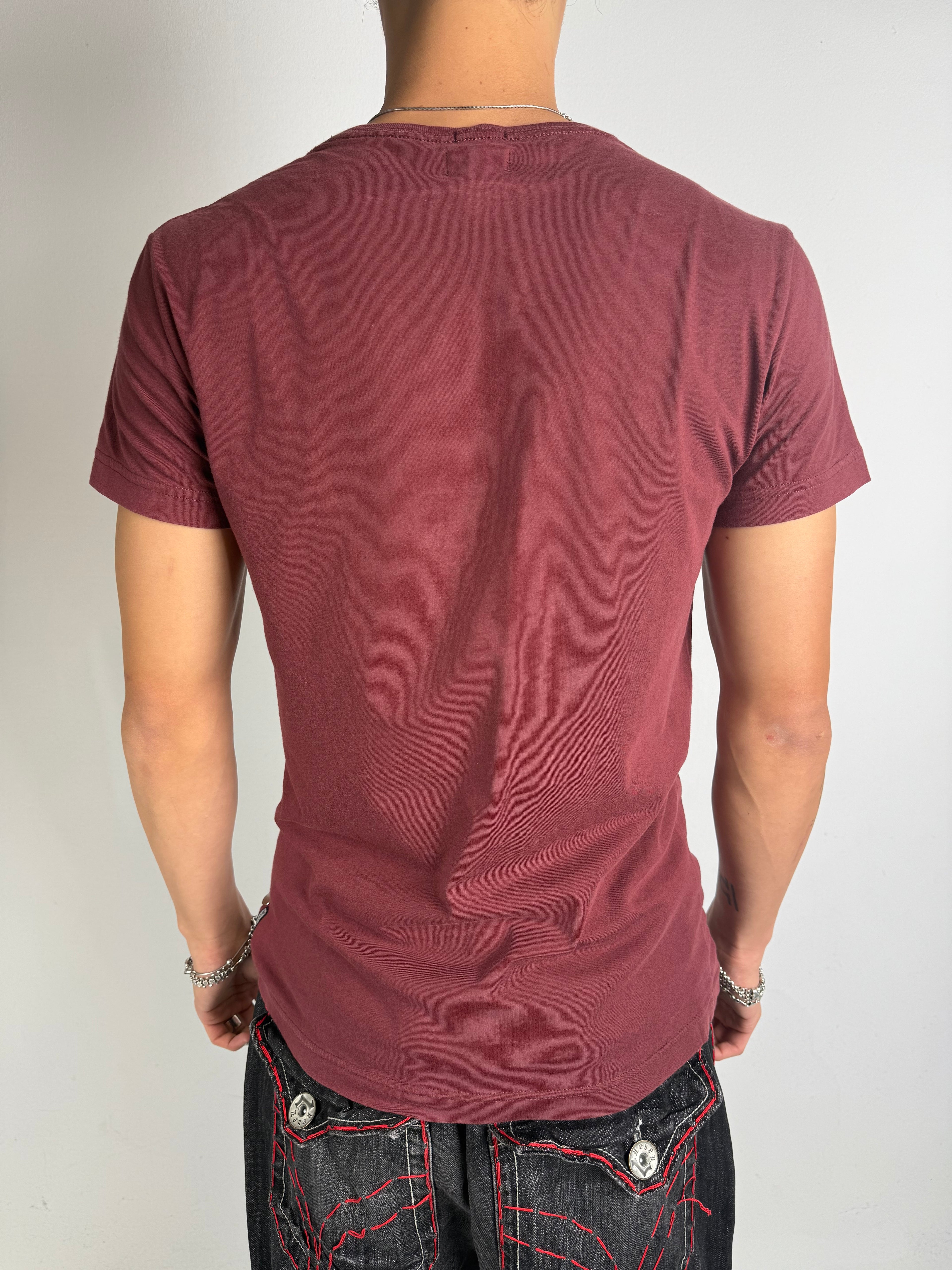 Ein bordeaux roter slim fit t-shirt von Armani Jeans mit schwarzem Print auf der Brust 