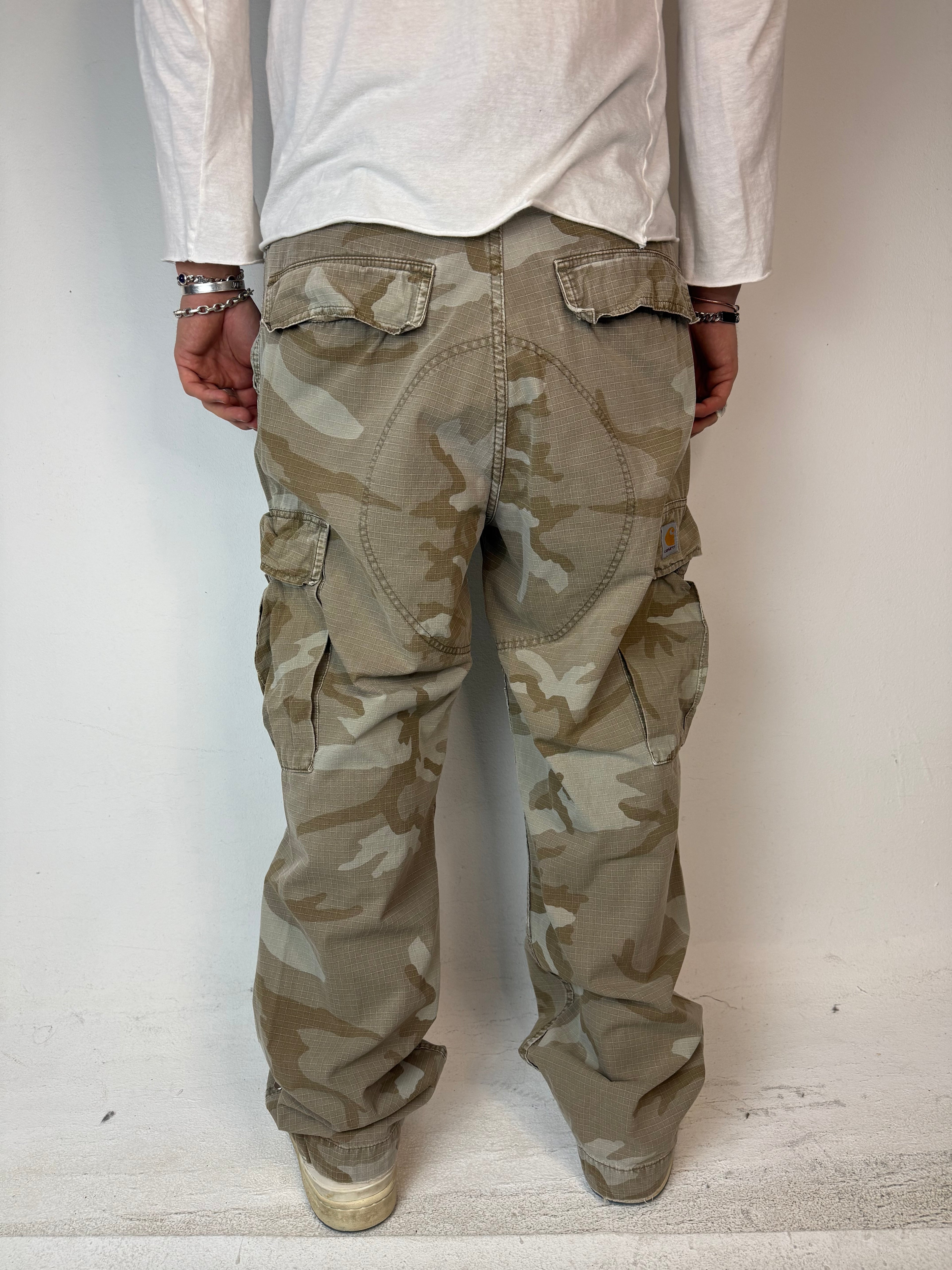 Tragebild von Vintage Carhartt Camouflage Baggy Pants L von hinten