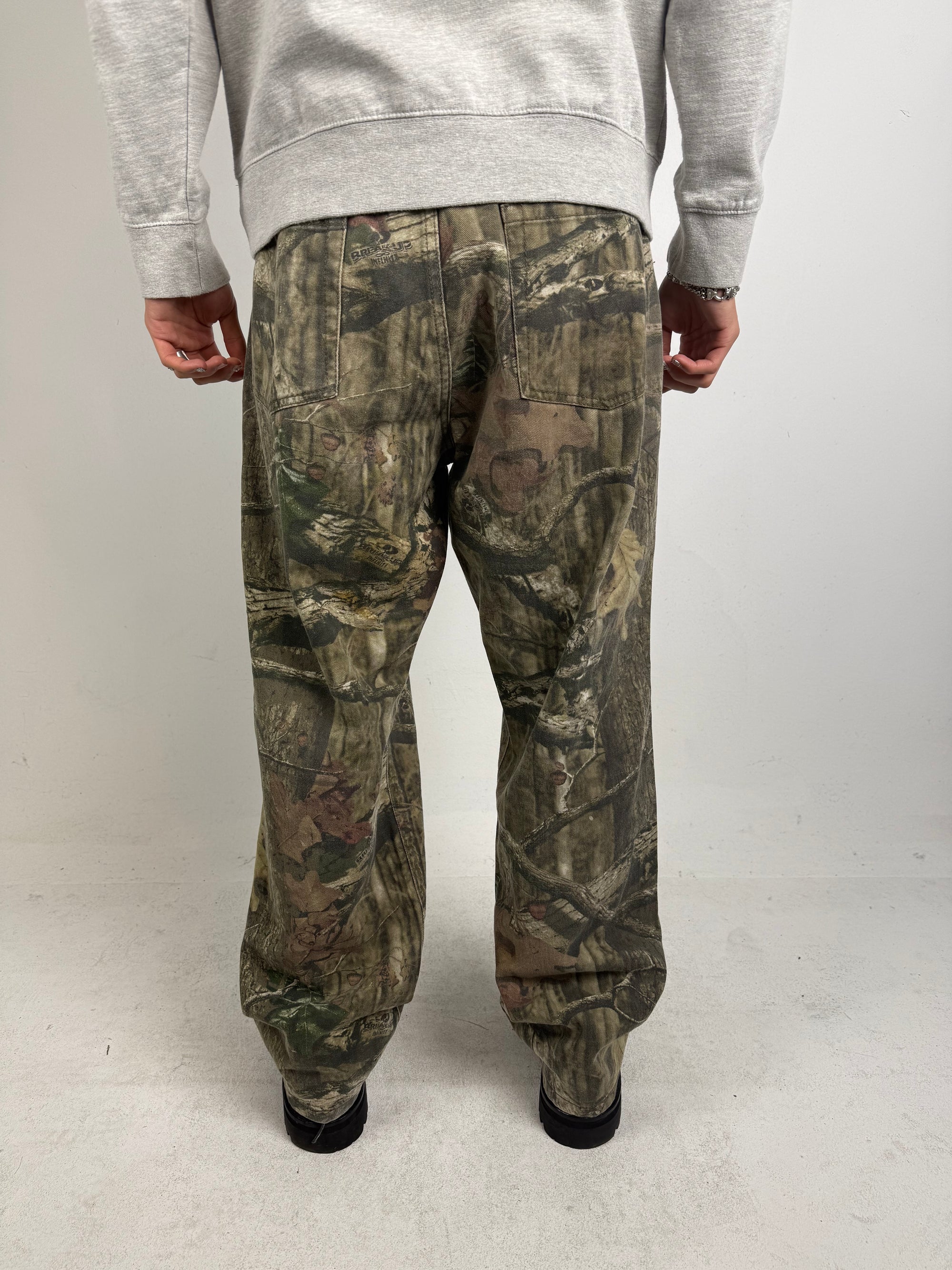 Eine baggy Hose von mossy oak in real tree camouflage Optik 