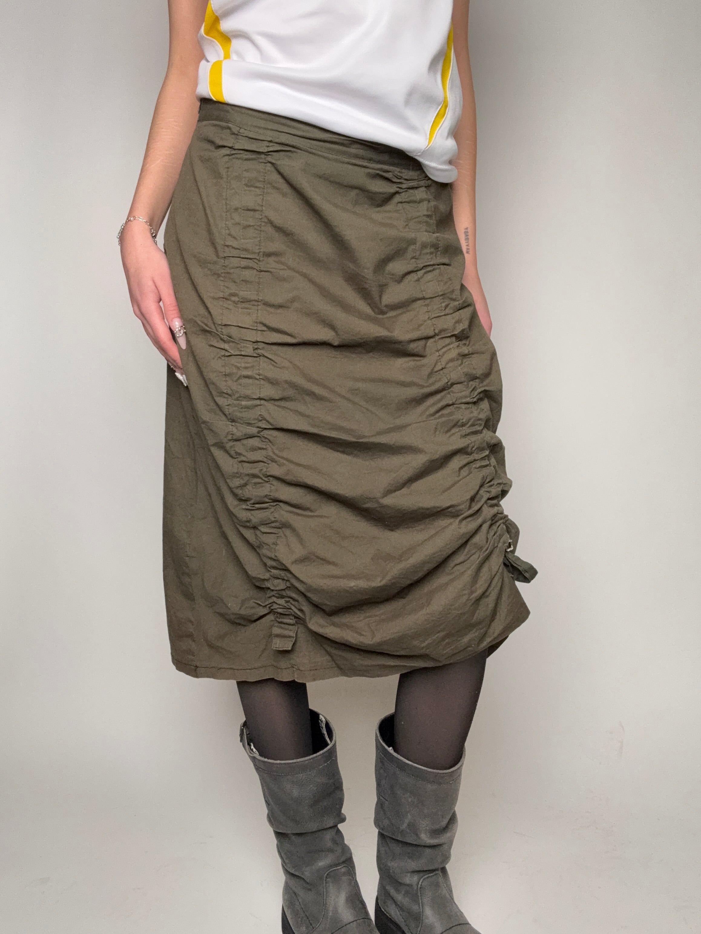 Tragebild von Vintage Dark Green Midi Cargo Skirt S/M von vorne