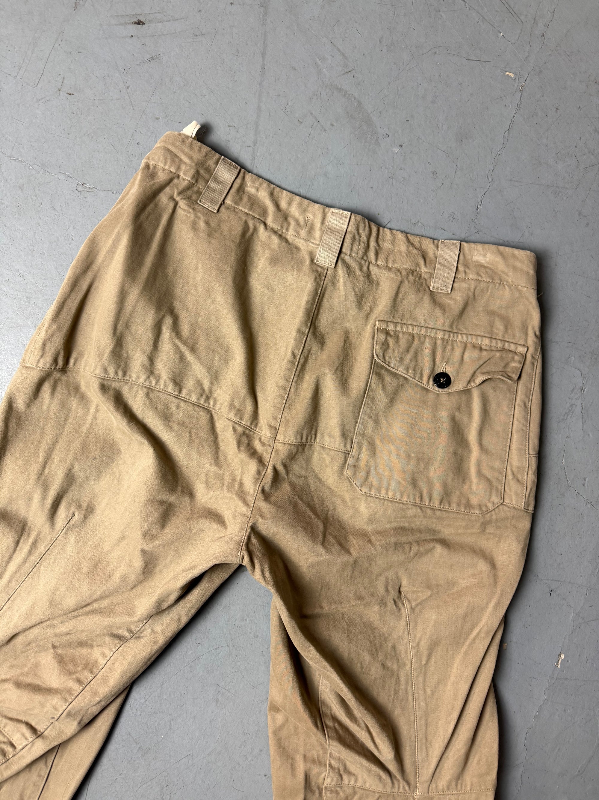 Detailbild von einer Vintage Stone Island Beige Pants von Hosentaschen hinten