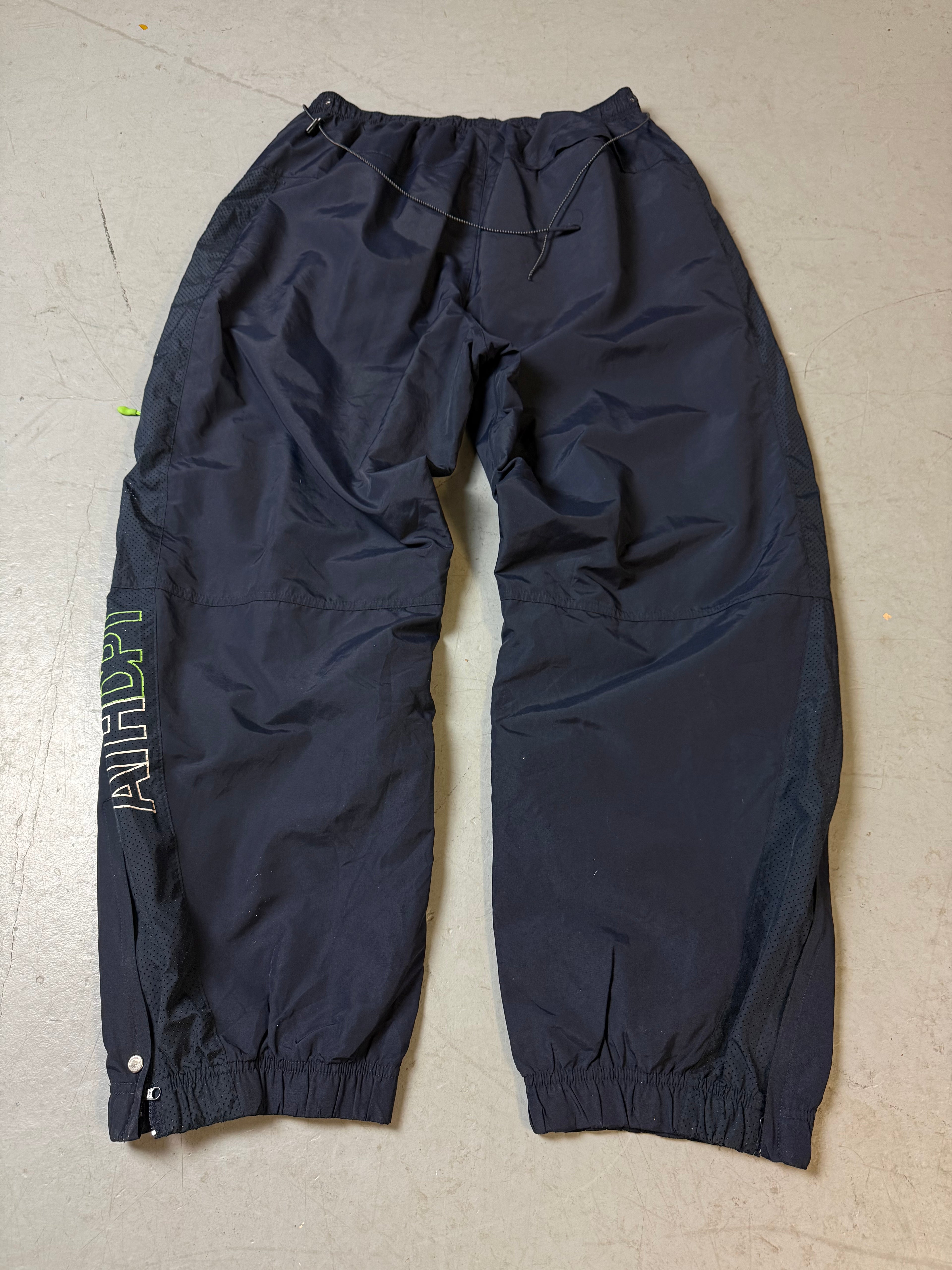 Eine dunkelblaue Nike Trackpants Sporthose Jogginghose y2k 