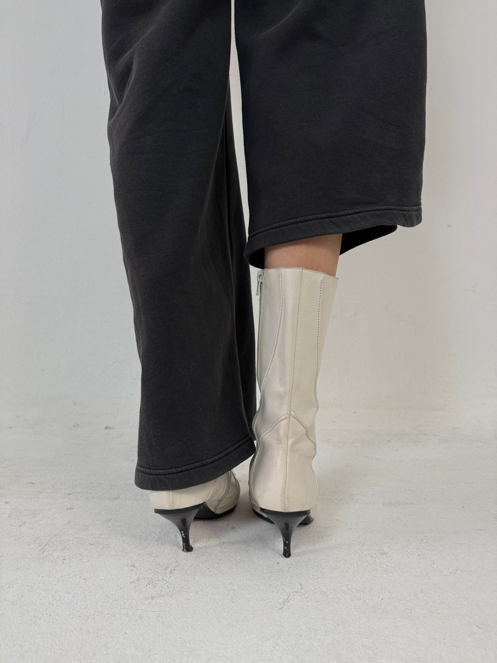 Weiße Leder Stiefel mit Absatz und Spitzer Front