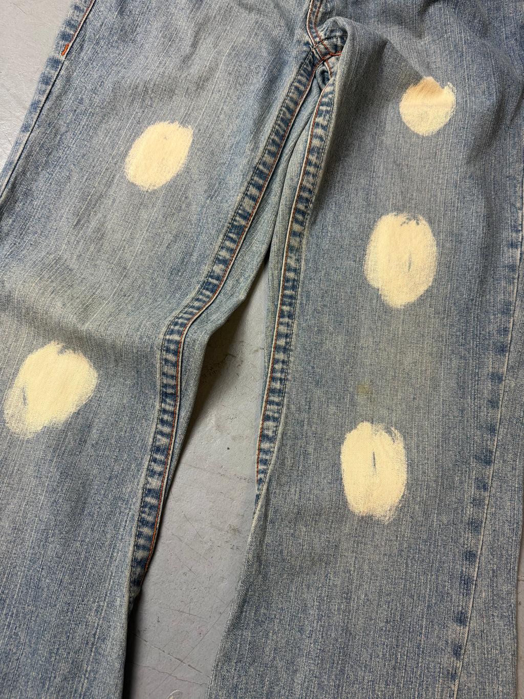 Detailbild von Vintage True Religion Bleach Washed Flared Denim von vorne
