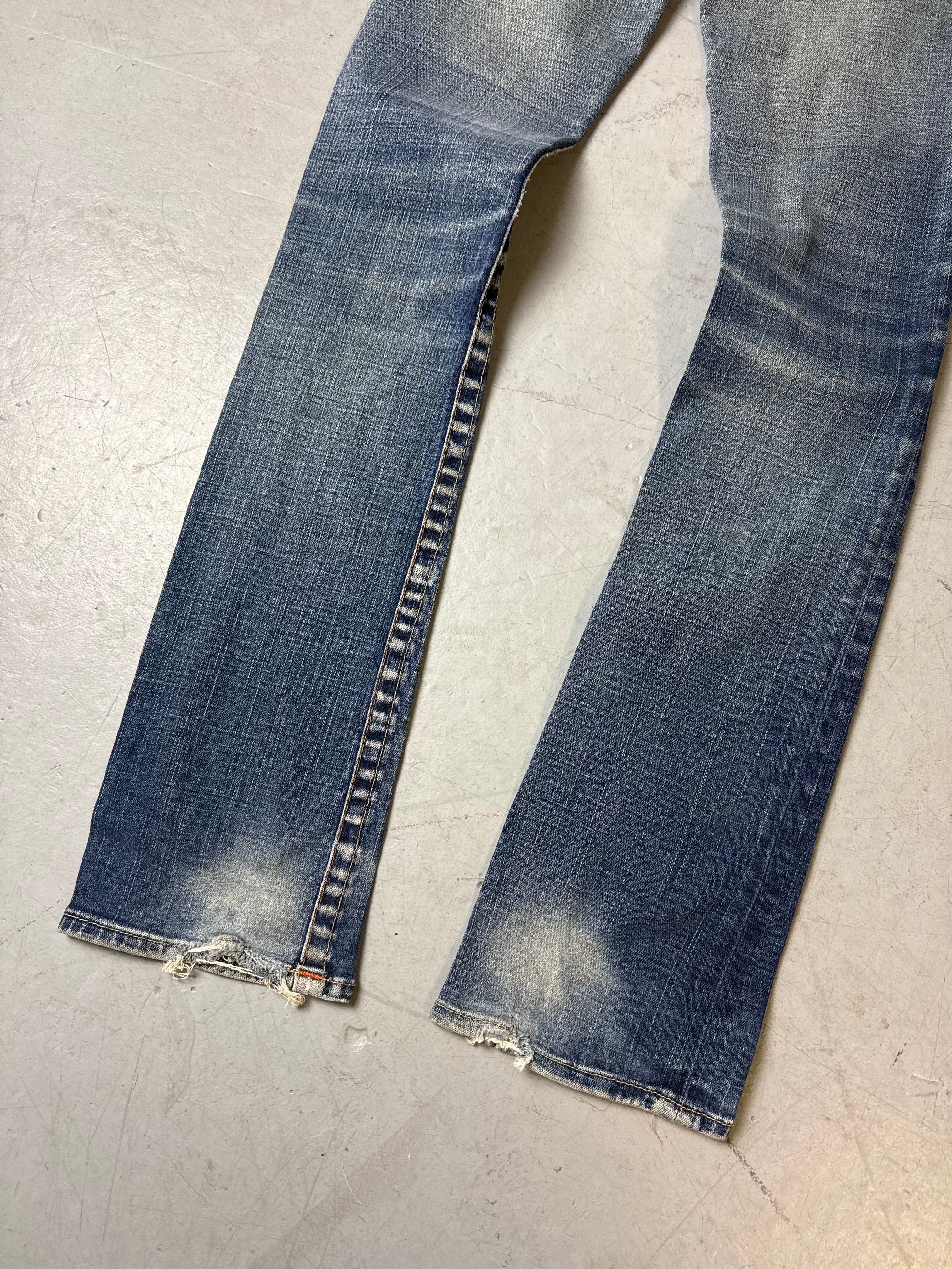 Detailbildvon einer Vintage True Religion Bootcut Denim von Beinen
