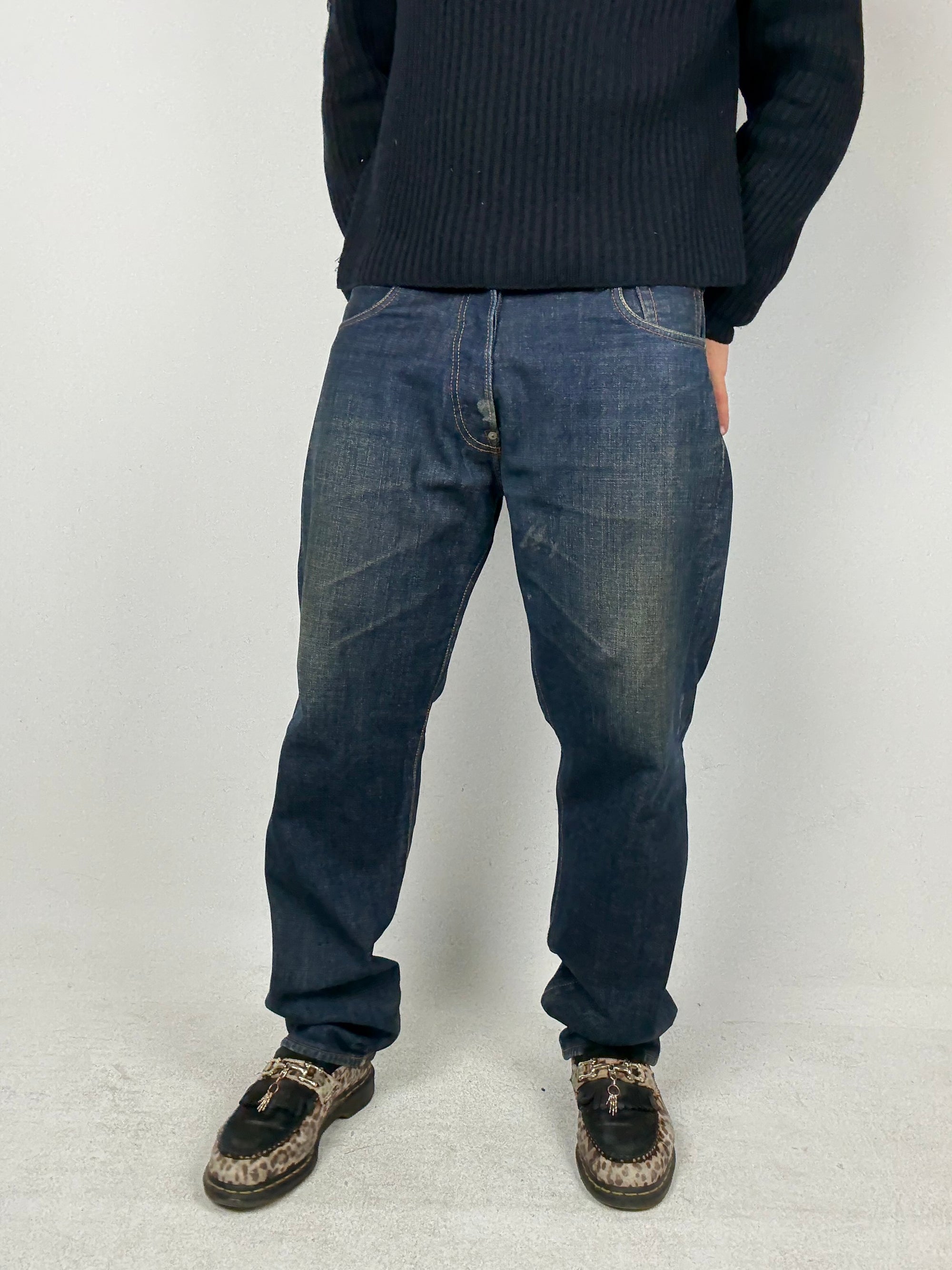 Tragebild von einer Vintage Evisu Dark Blue Straight Leg Denim Jeans von vorne