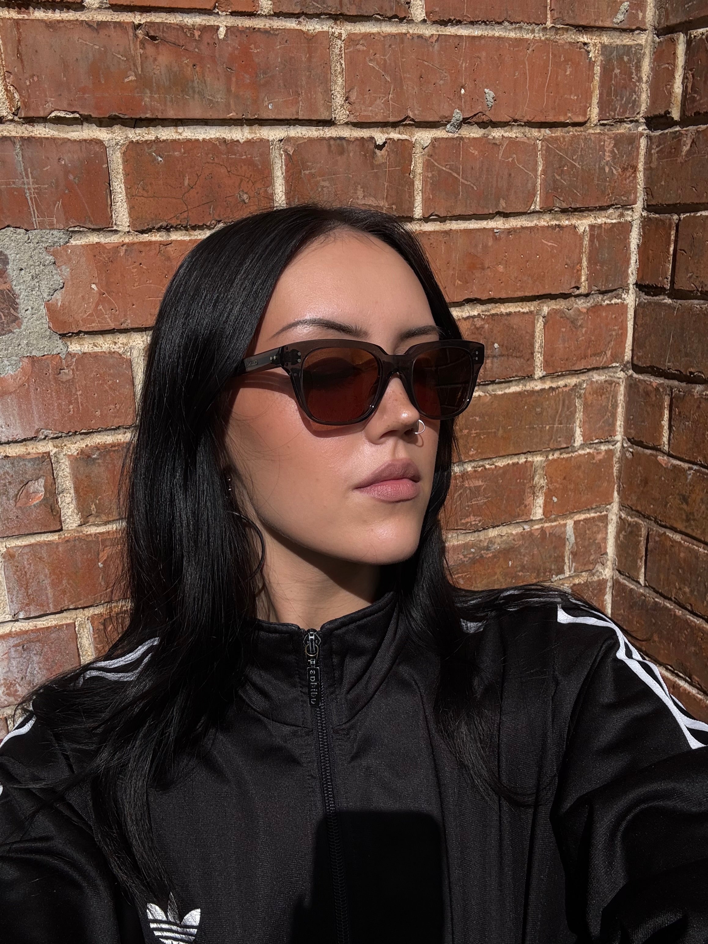 Dunkelgraue Sonnenbrille von Celine im cat eye look mit Glitzer details an den Bügeln 