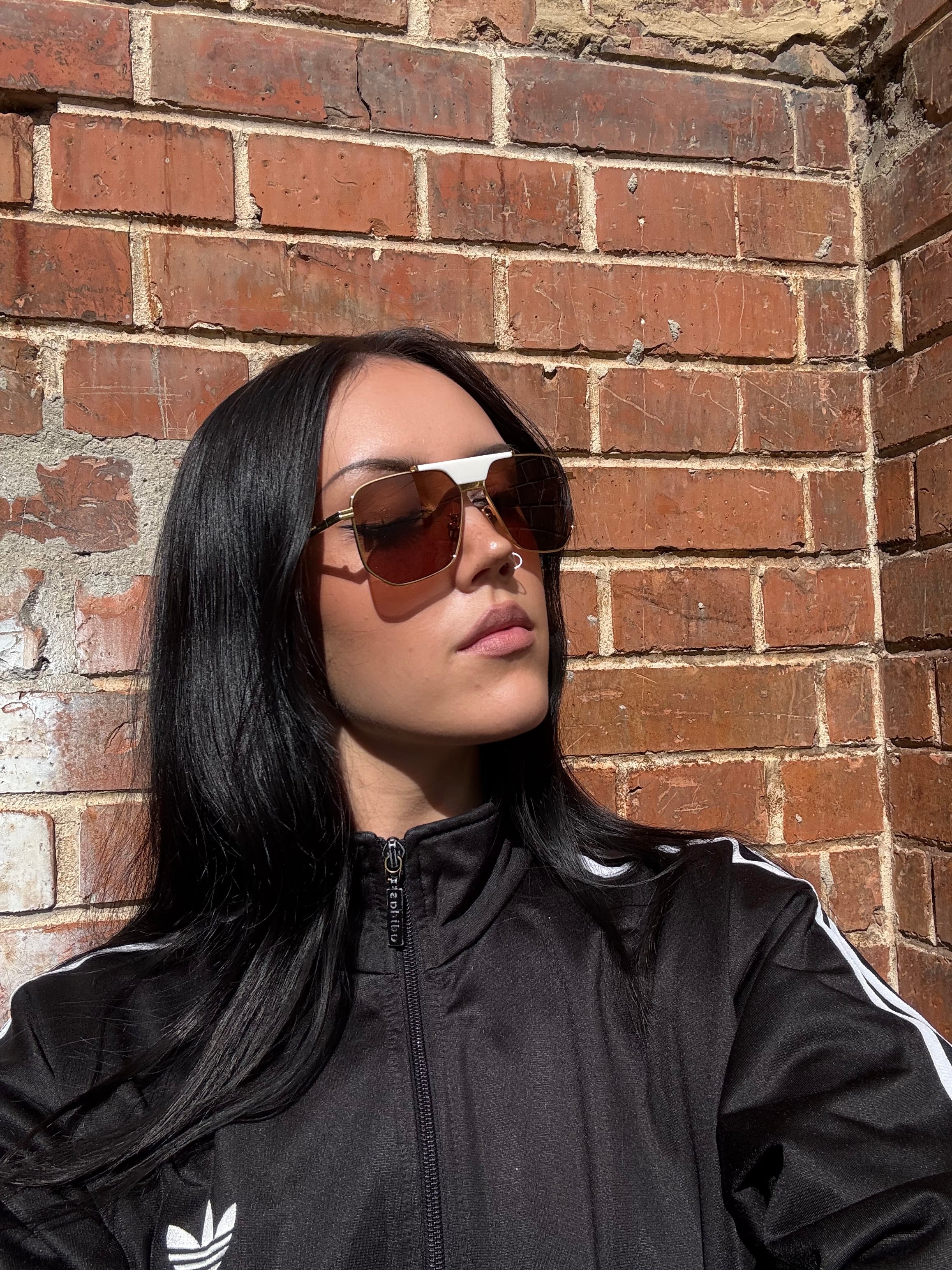 Eine weiß goldene Sonnenbrille mit großen Gläsern von Bottega veneta 