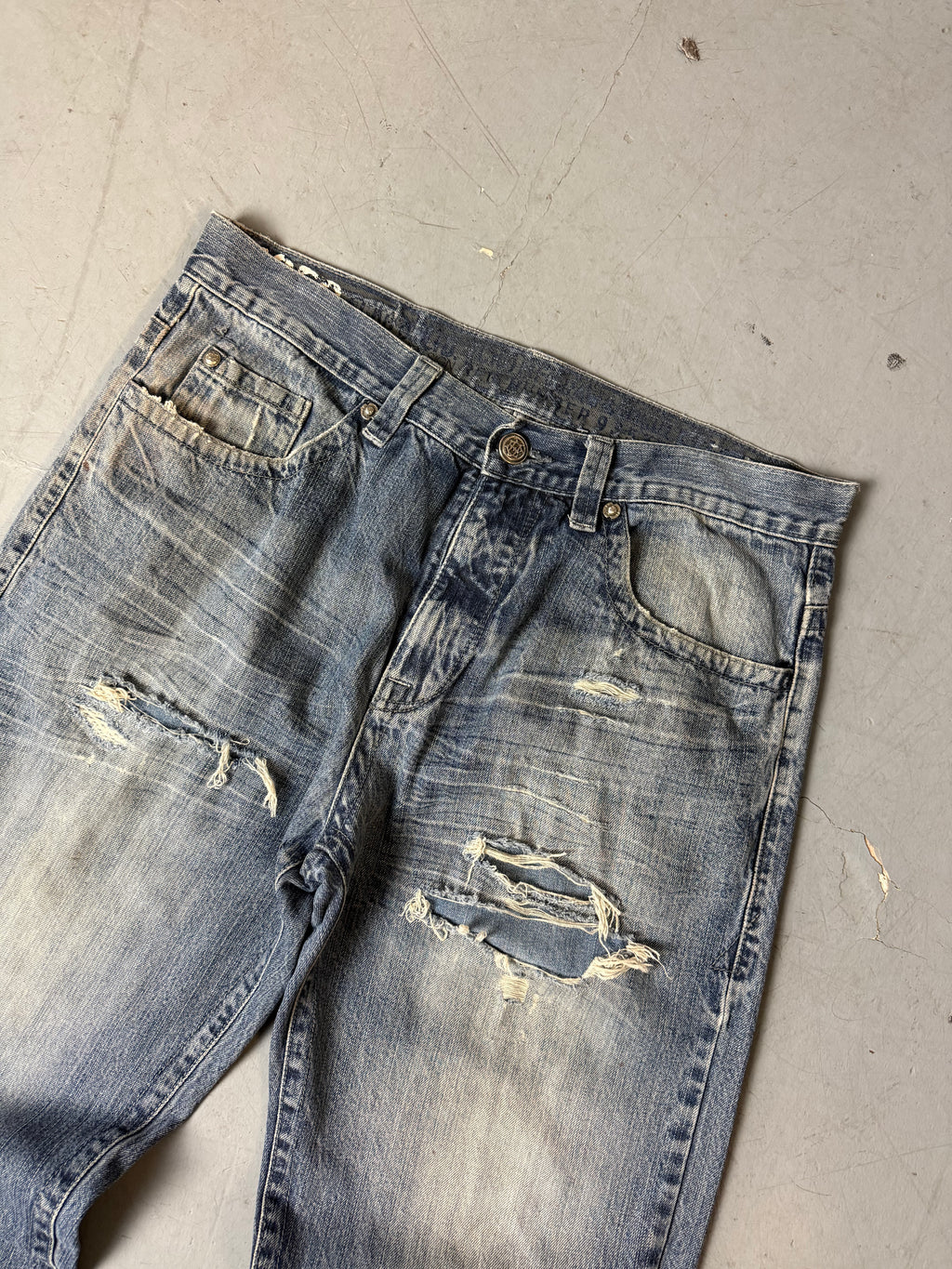 Detailbild von einer Vintage Ecko Unltd. Ripped Baggy Denim von Hosenbund von vorne