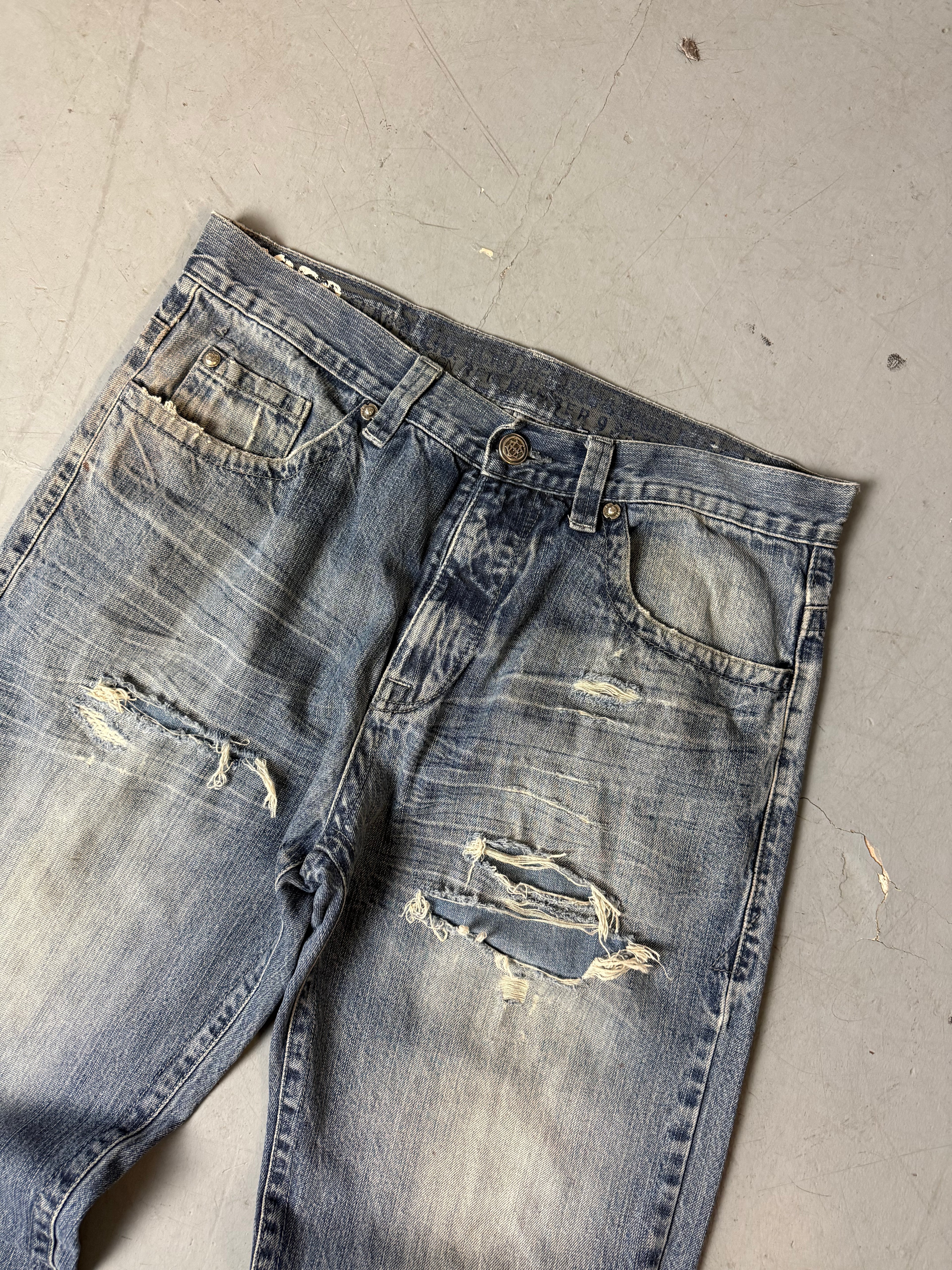 Detailbild von einer Vintage Ecko Unltd. Ripped Baggy Denim von Hosenbund von vorne