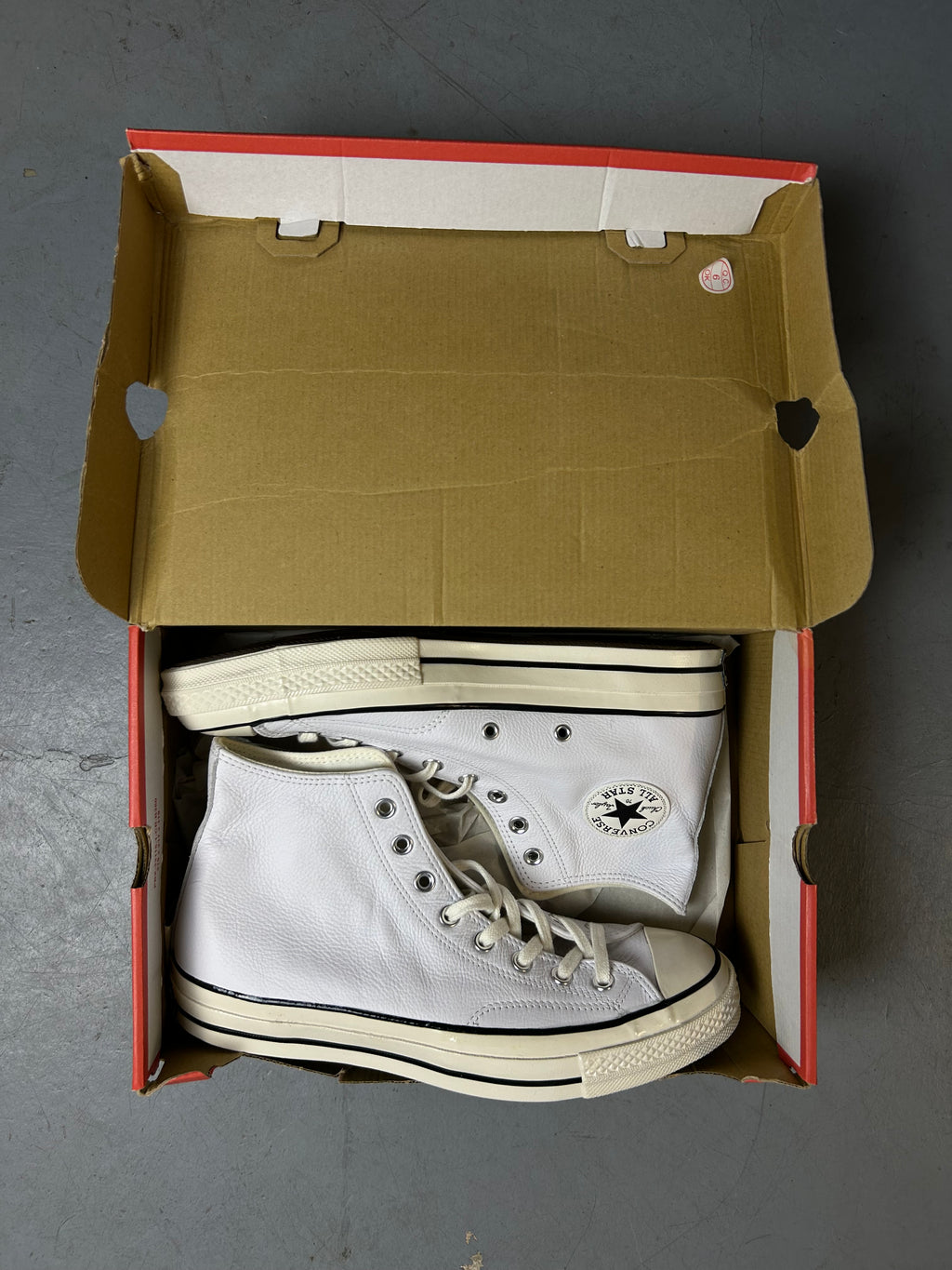 Produktbild von Vintage Converse Chucks White 43 von der Seite mit Karton