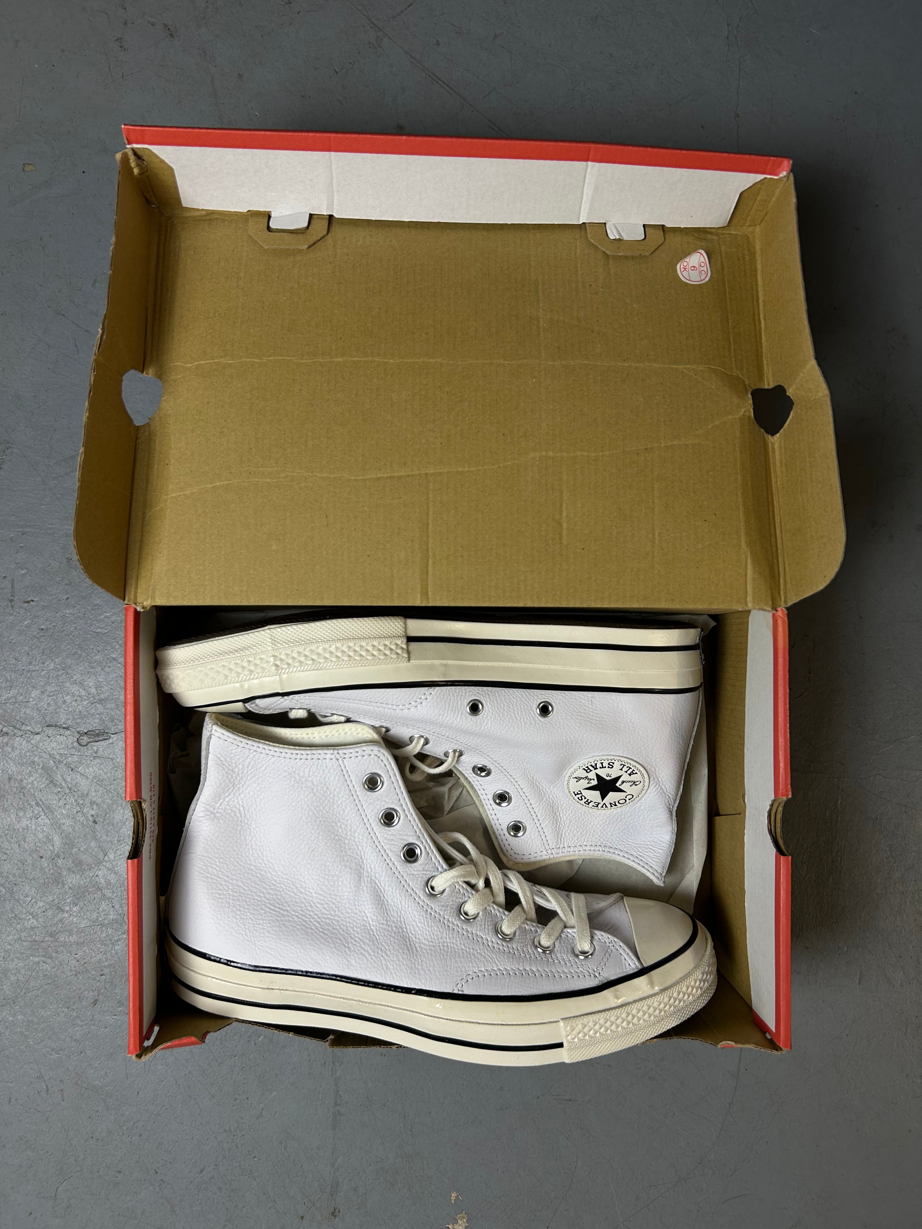 Produktbild von Vintage Converse Chucks White 43 von der Seite mit Karton
