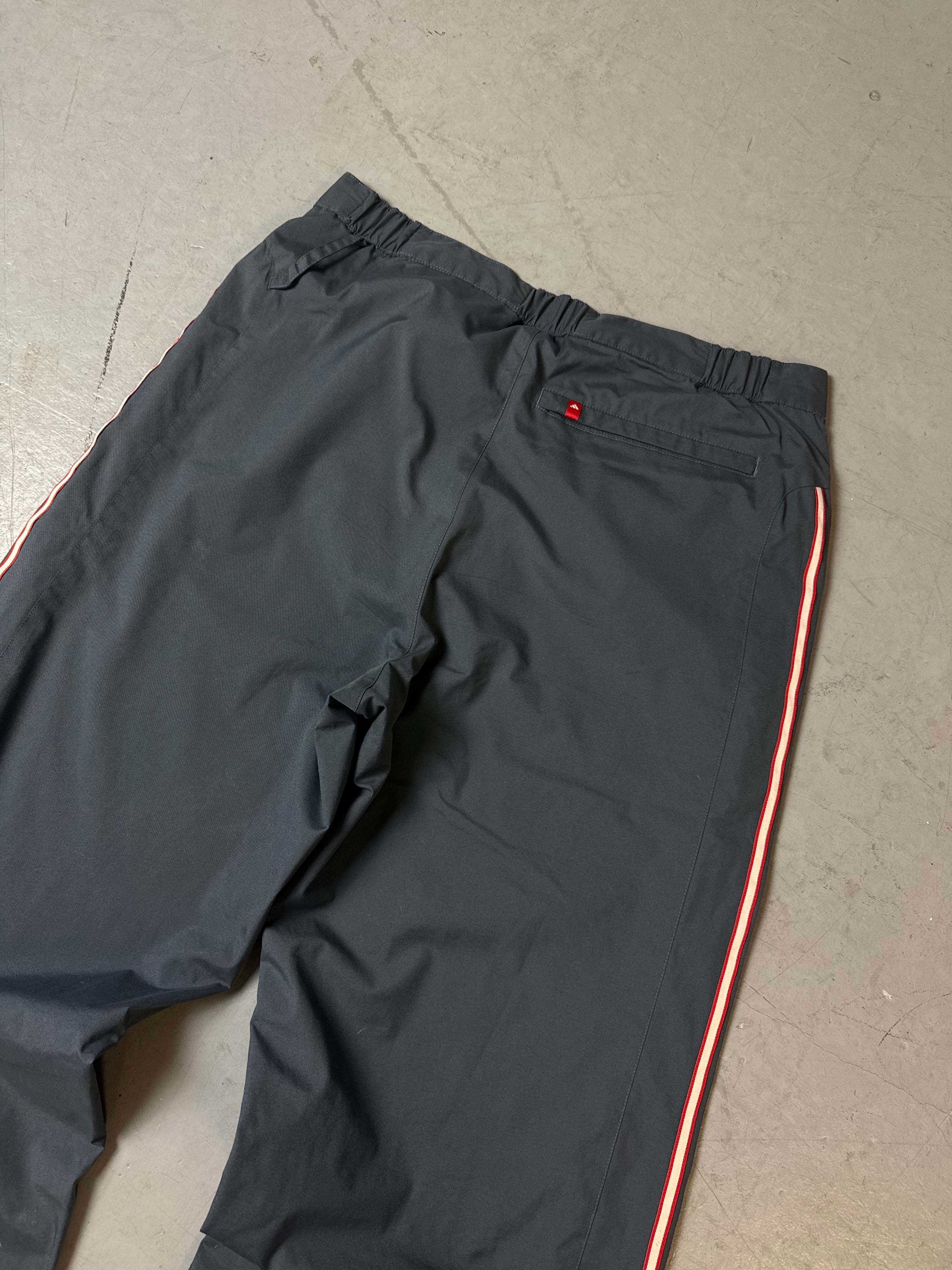 Eine graue Adidas Trackpants vintage Y2K Sporthose Jogginghose 