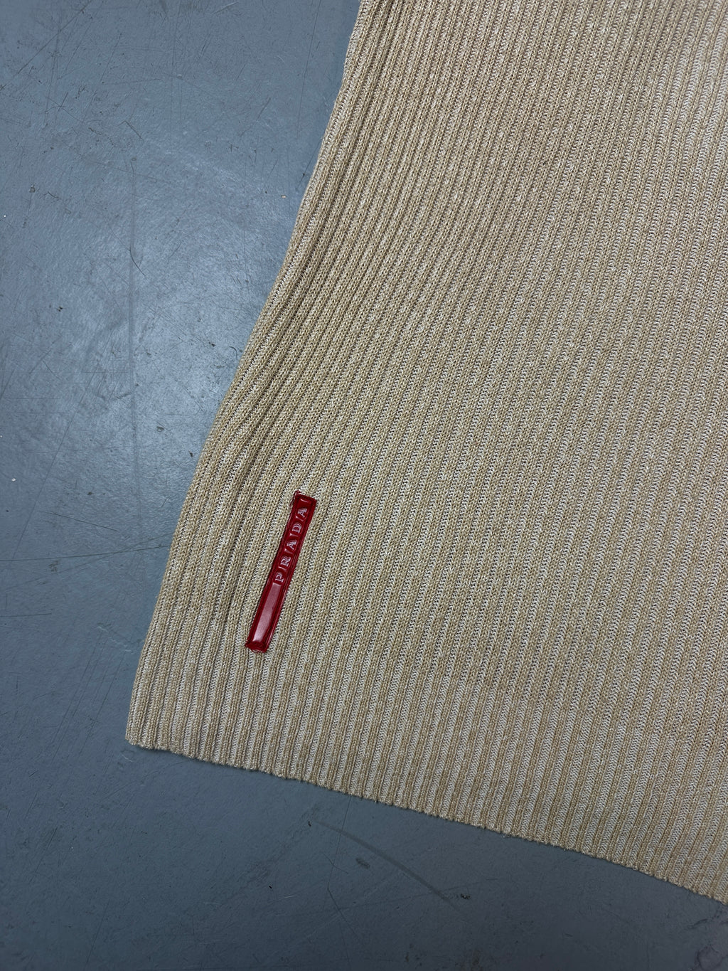 Detailbild von Vintage Beige Prada Knit Tee vom Logo