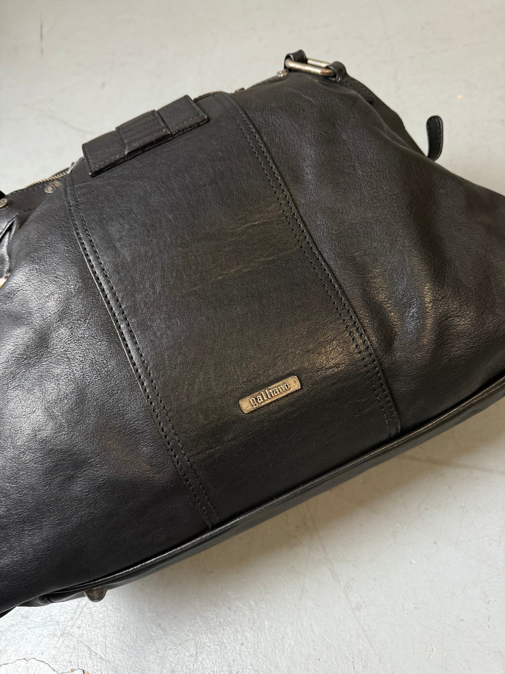 Eine große schwarze Lederjacke on Galliano in top Zustand mit Silber Anhänger 