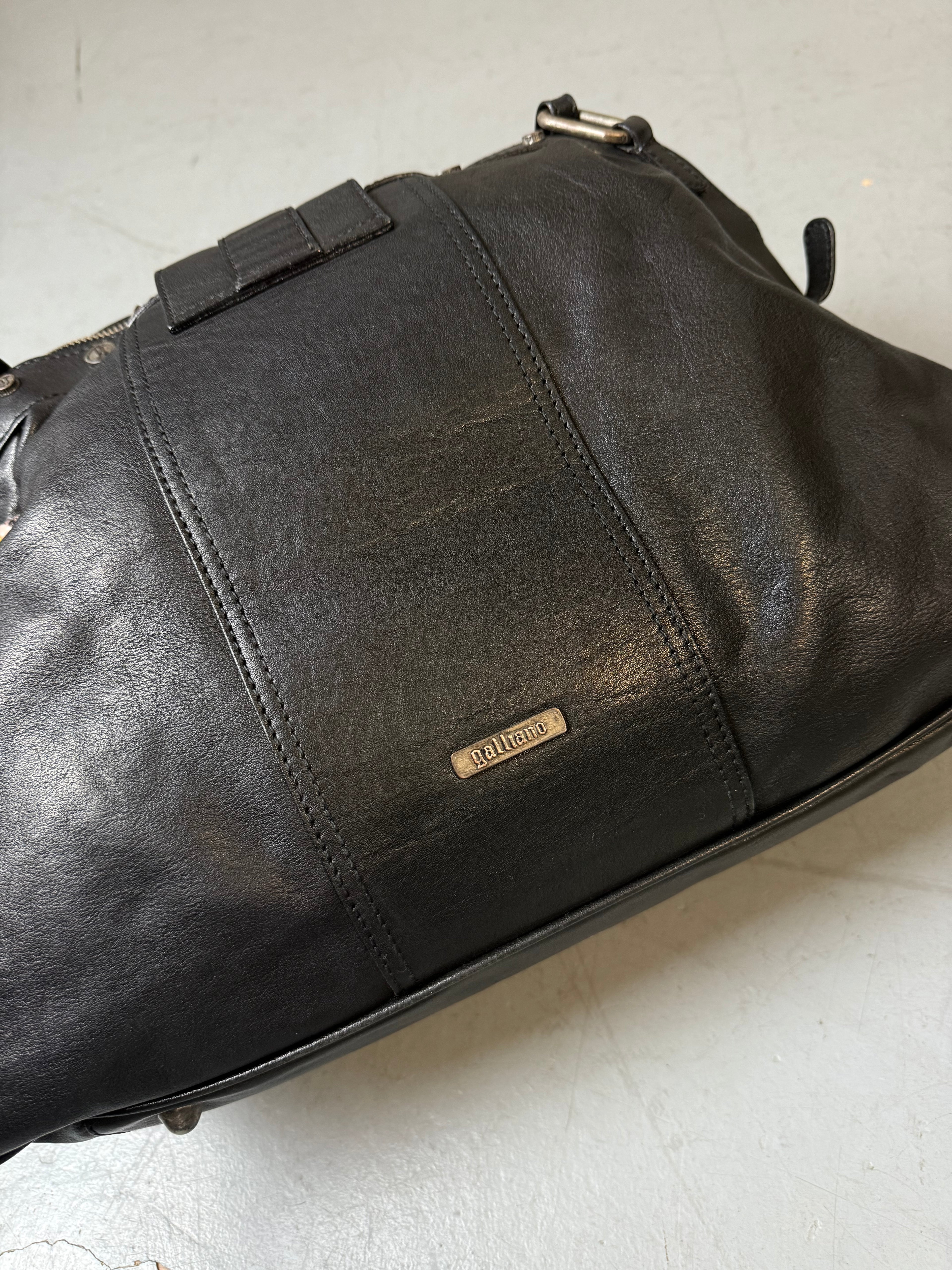 Eine große schwarze Lederjacke on Galliano in top Zustand mit Silber Anhänger 