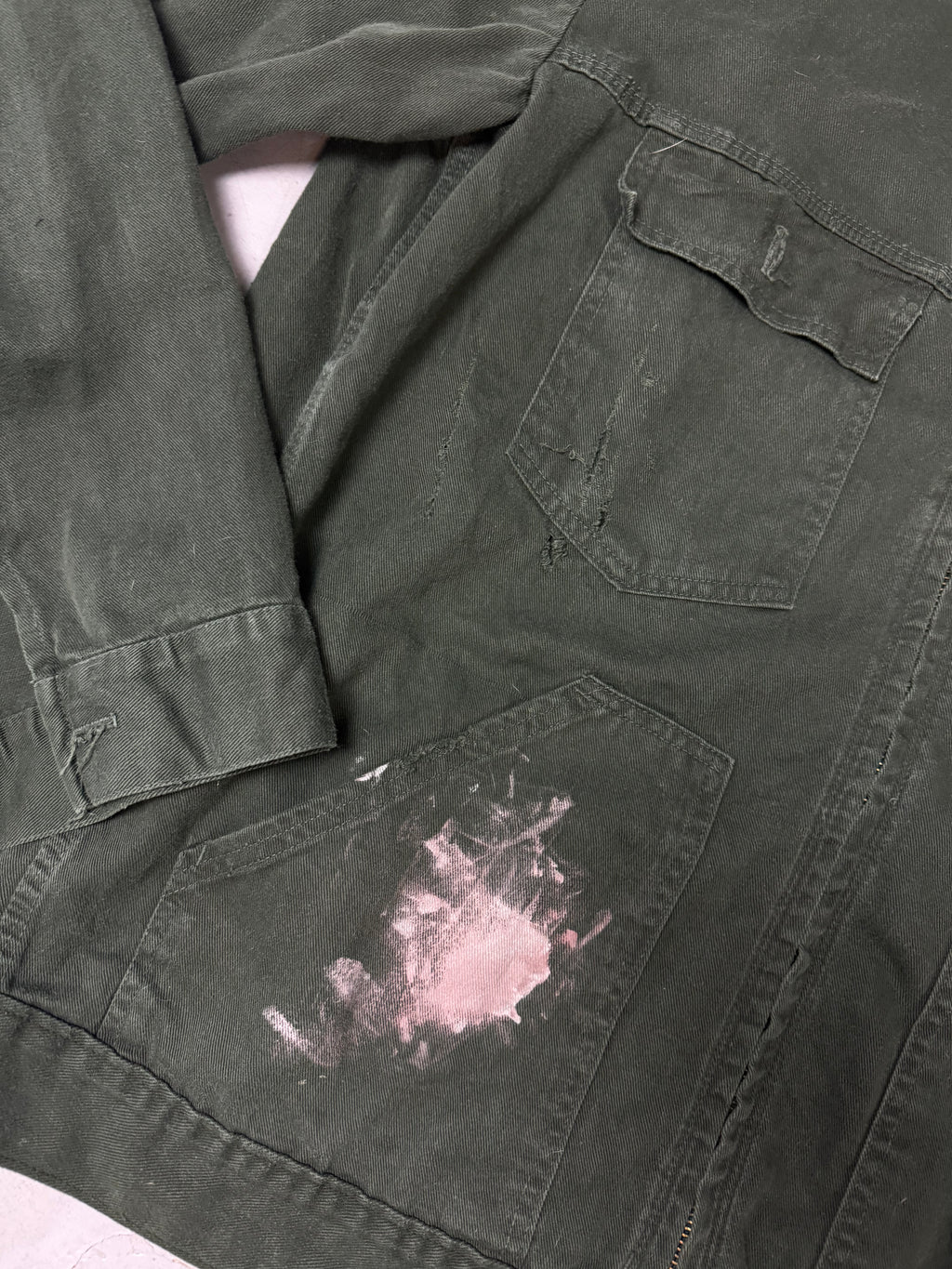 Eine grüne übergangsjacke mit Farbfleck im used workwear Look in L