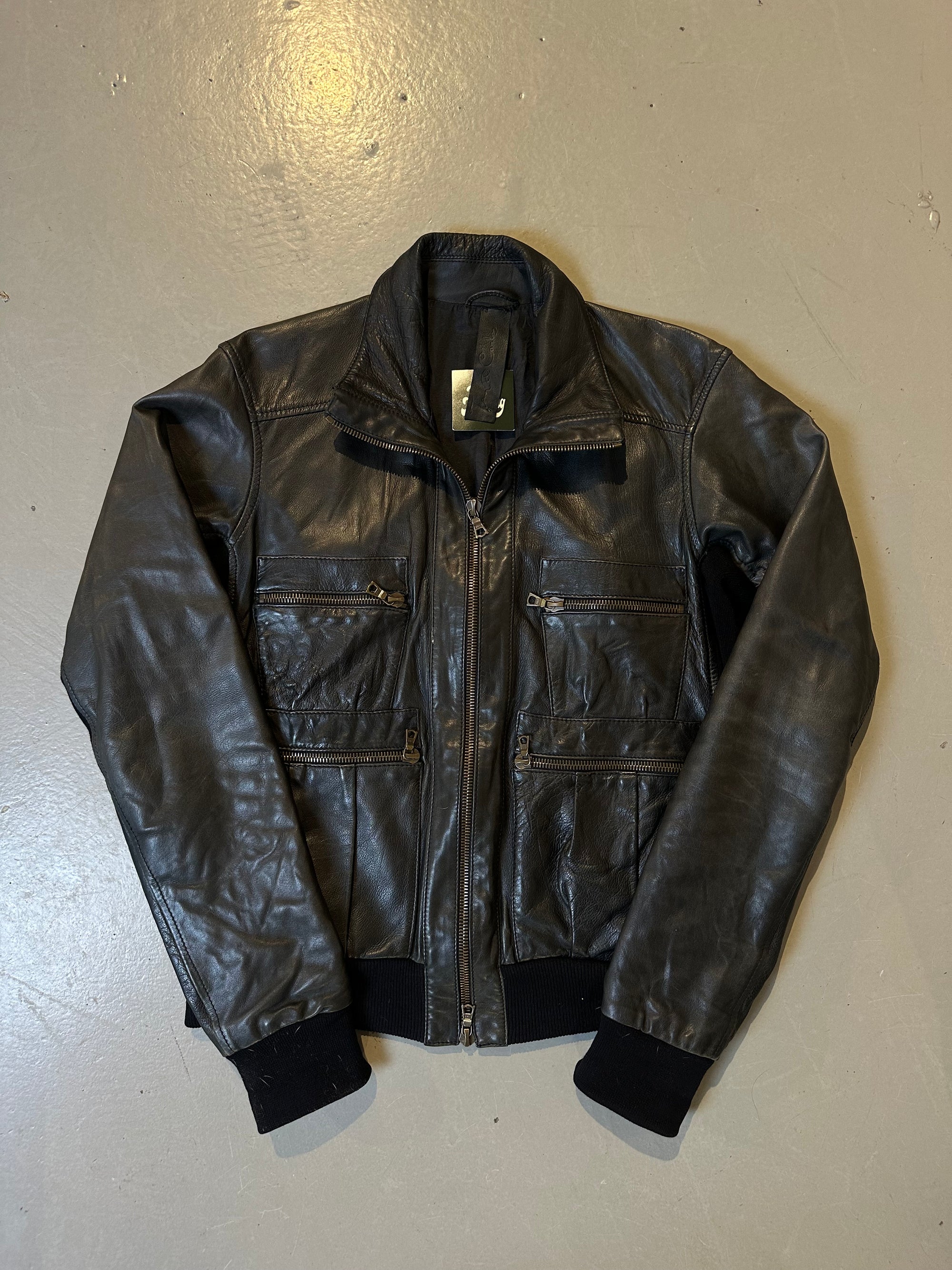 Produktbild Schwarze Lederjacke mit goldenem Reißverschluss