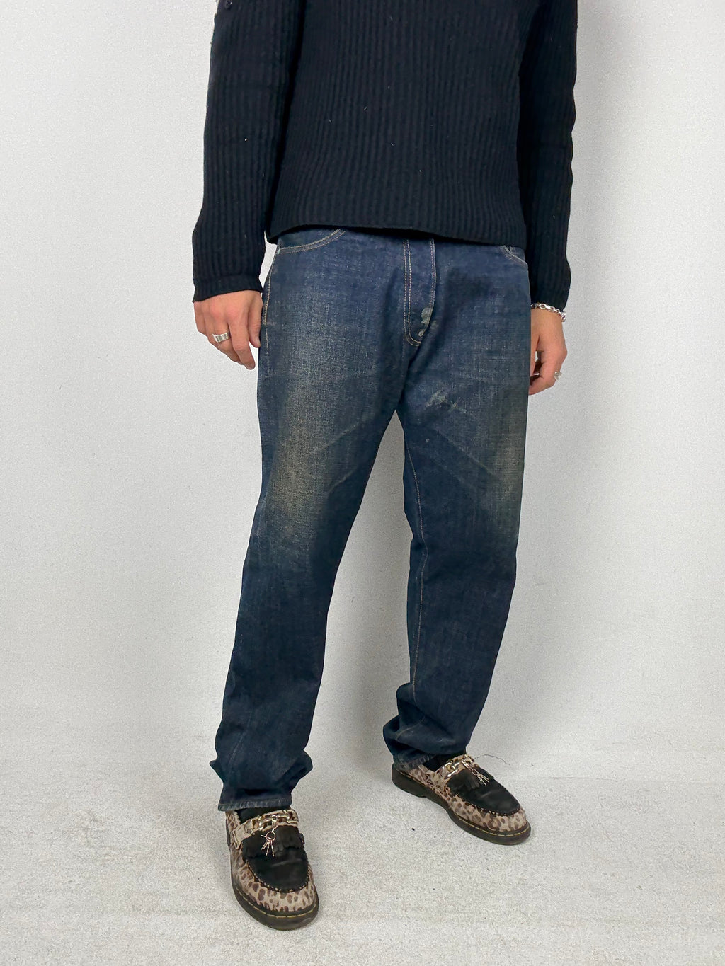 Tragebild von einer Vintage Evisu Dark Blue Straight Leg Denim Jeans von vorne