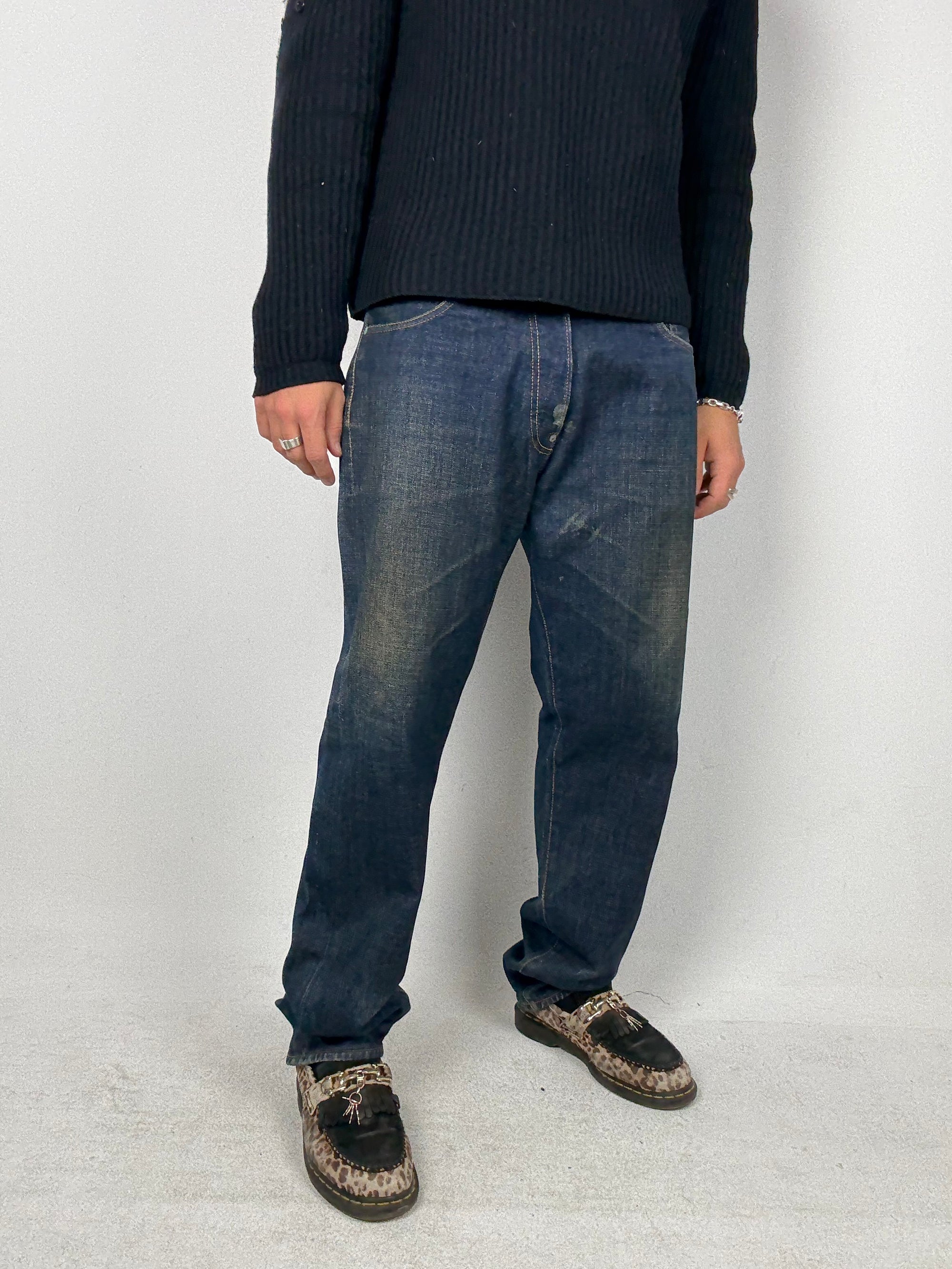 Tragebild von einer Vintage Evisu Dark Blue Straight Leg Denim Jeans von vorne