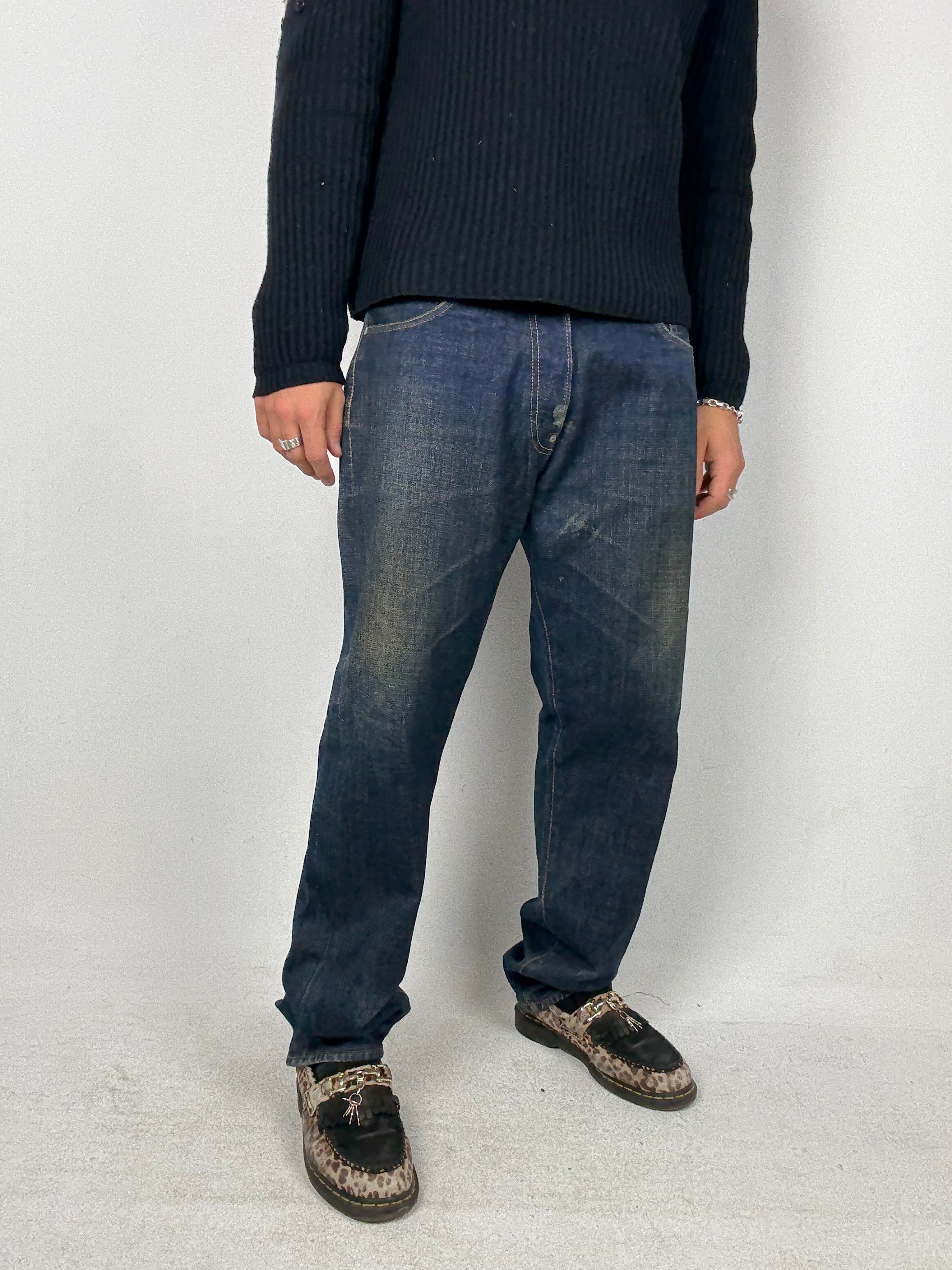 Tragebild von einer Vintage Evisu Dark Blue Straight Leg Denim Jeans von vorne