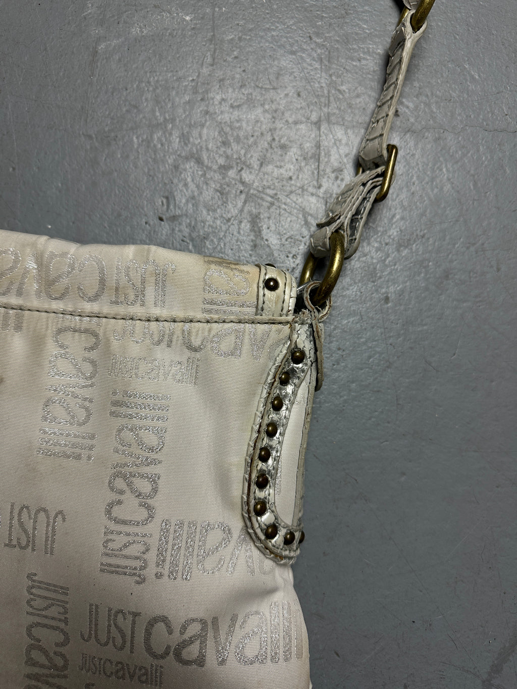 Detailbild Vintage White Just Cavalli Monogram Bag von hinten 